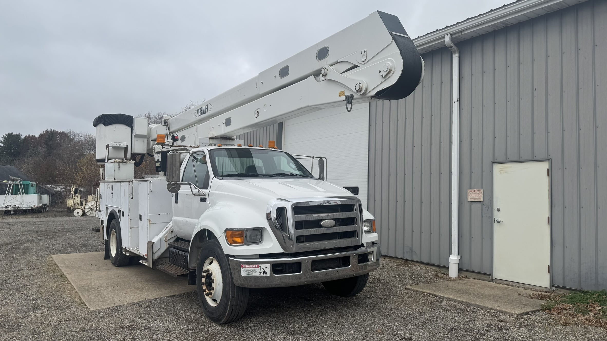 65' VERSALIFT VO460MHI ON 2015 FORD F750 4X2 CHASSIS - Image 5