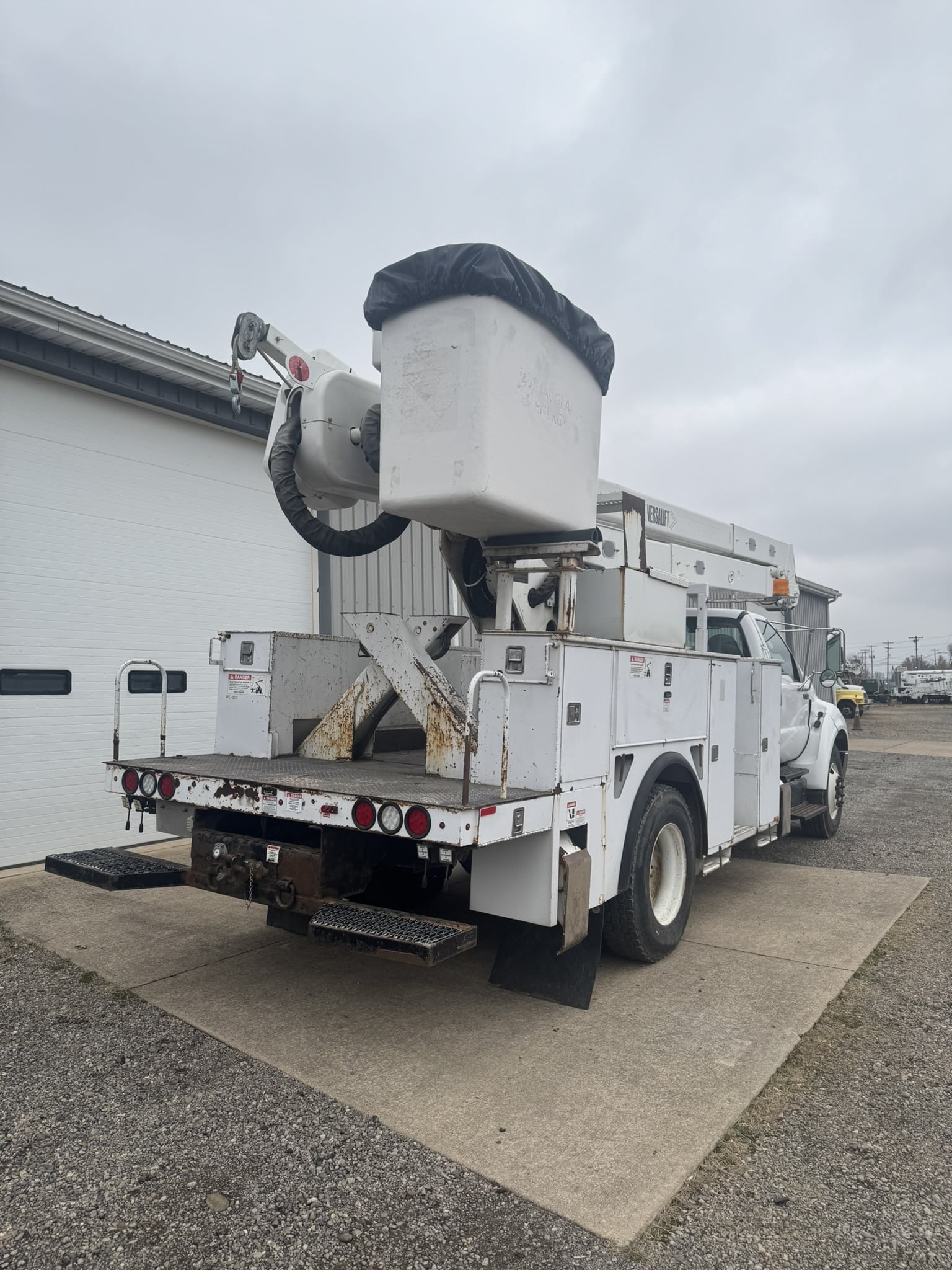 65' VERSALIFT VO460MHI ON 2015 FORD F750 4X2 CHASSIS - Image 7