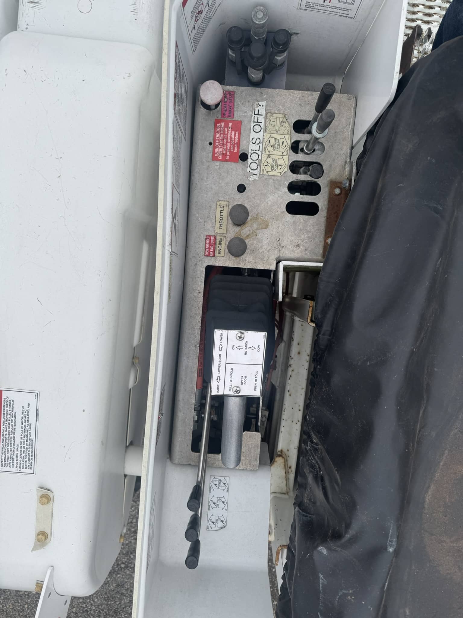 65' VERSALIFT VO460MHI ON 2015 FORD F750 4X2 CHASSIS - Image 39