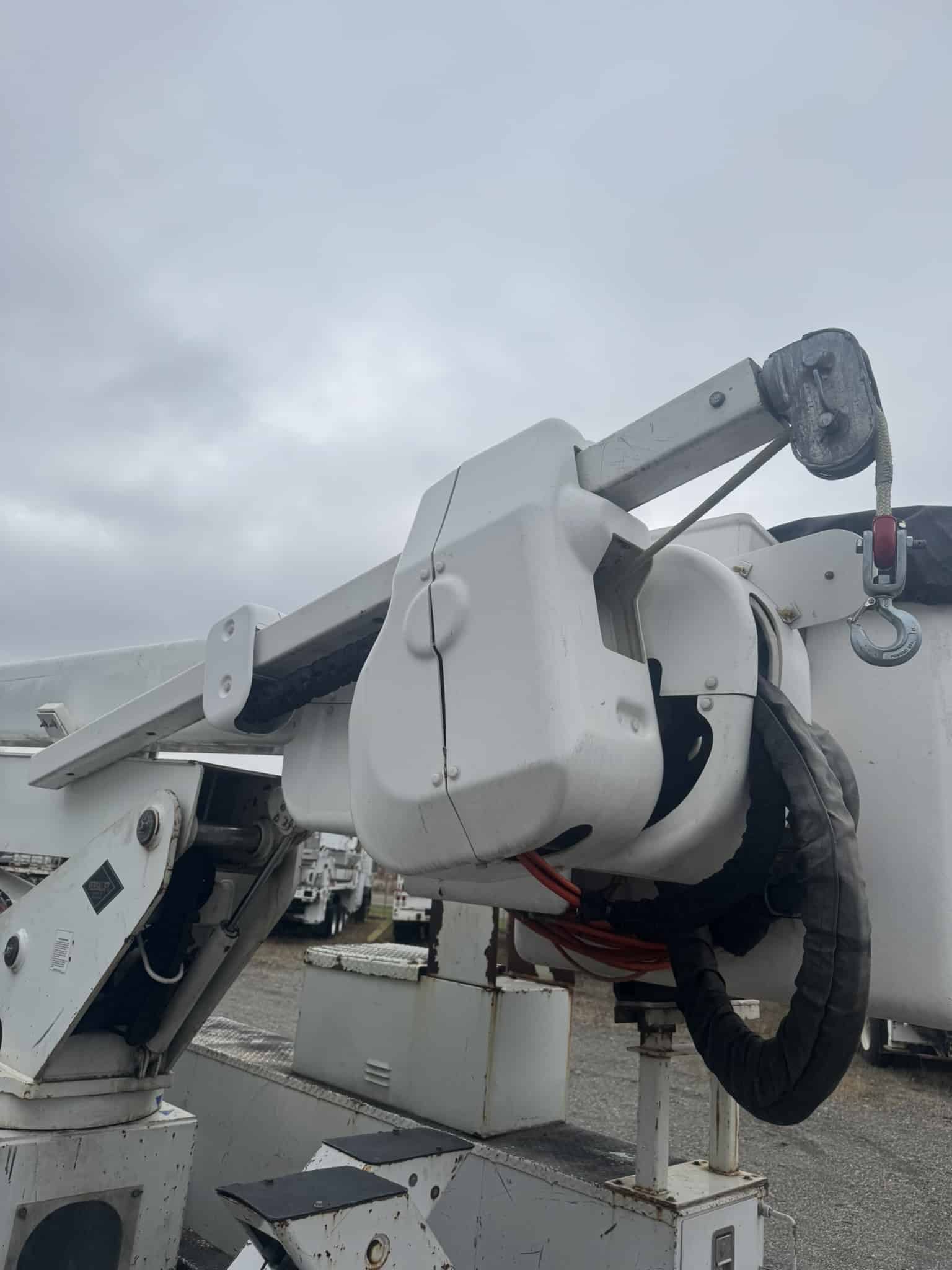 65' VERSALIFT VO460MHI ON 2015 FORD F750 4X2 CHASSIS - Image 35