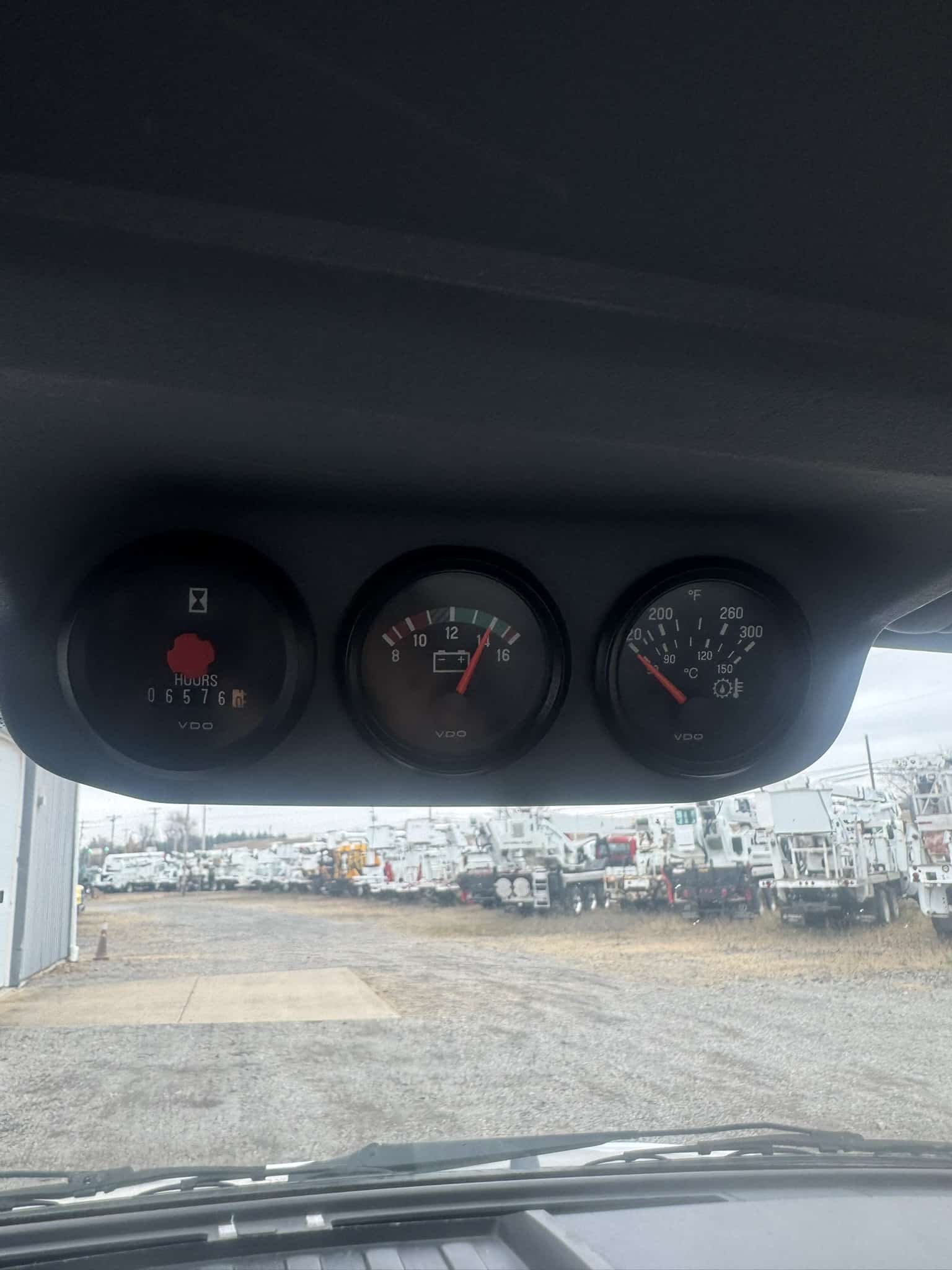 65' VERSALIFT VO460MHI ON 2015 FORD F750 4X2 CHASSIS - Image 17