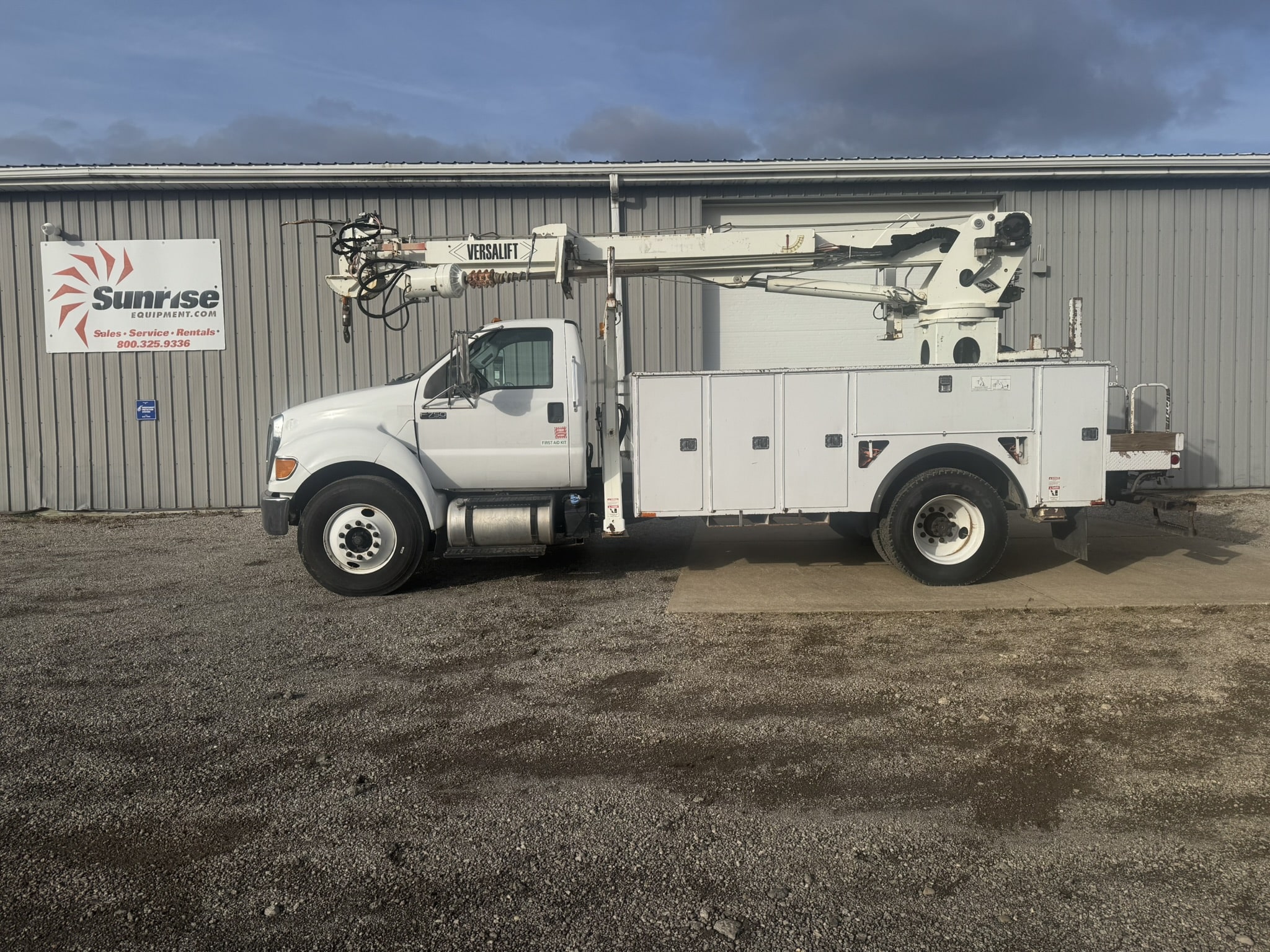 VERSALIFT TMP2050T DIGGER DERRICK ON A 2014 FORD F750 4X2 CHASSIS - Image 3