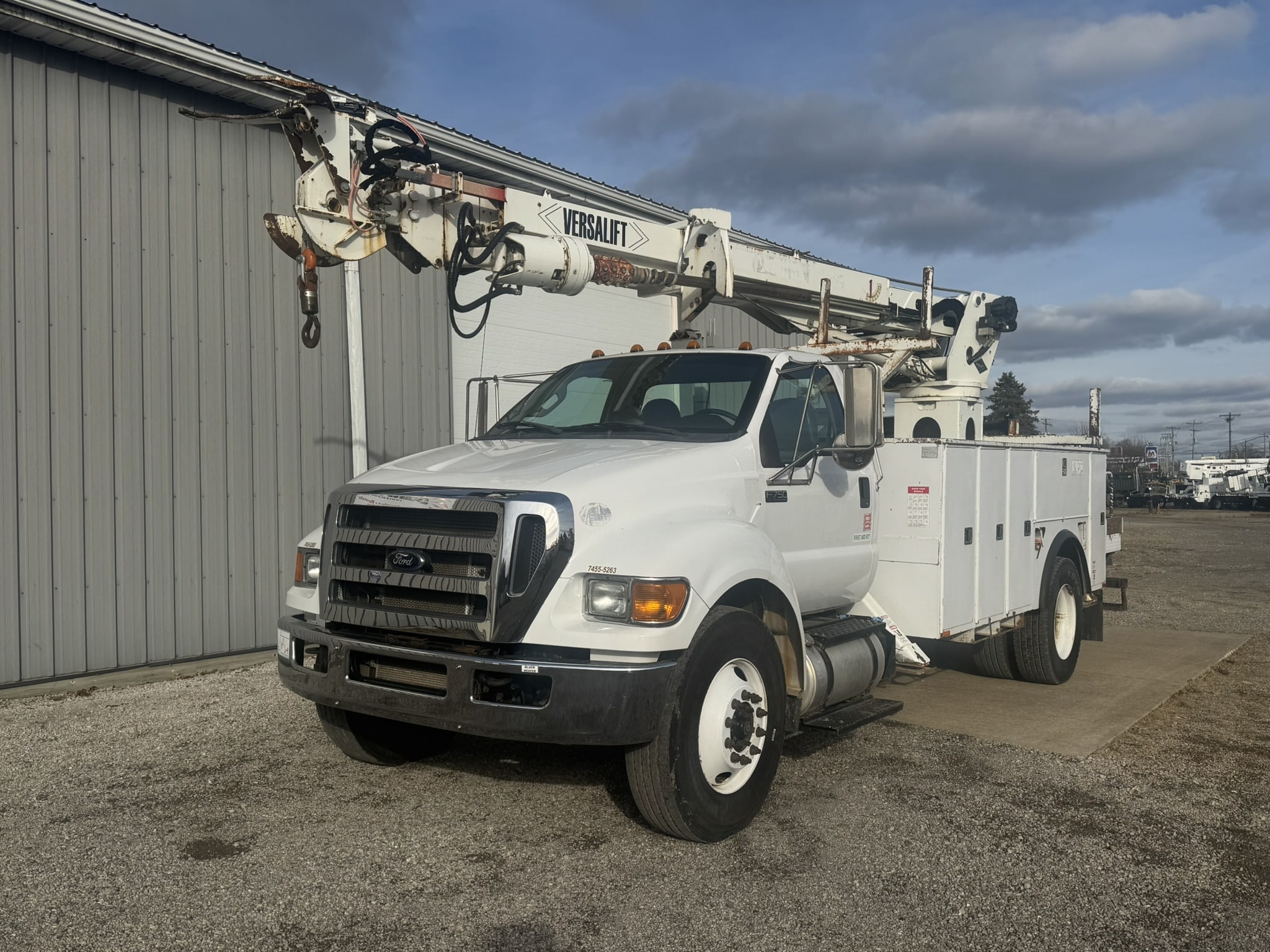VERSALIFT TMP2050T DIGGER DERRICK ON A 2014 FORD F750 4X2 CHASSIS - Image 2