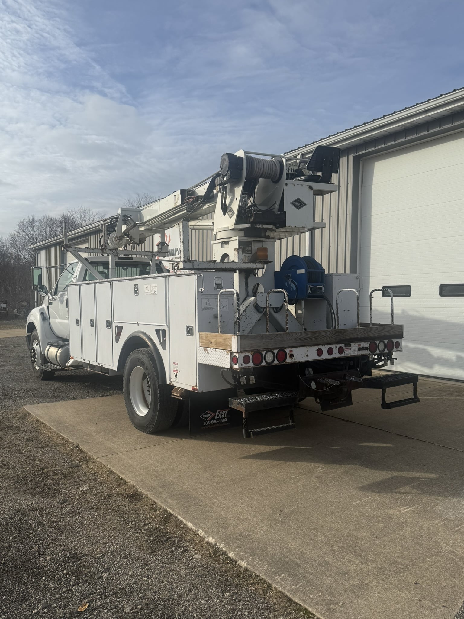 VERSALIFT TMP2050T DIGGER DERRICK ON A 2014 FORD F750 4X2 CHASSIS - Image 4