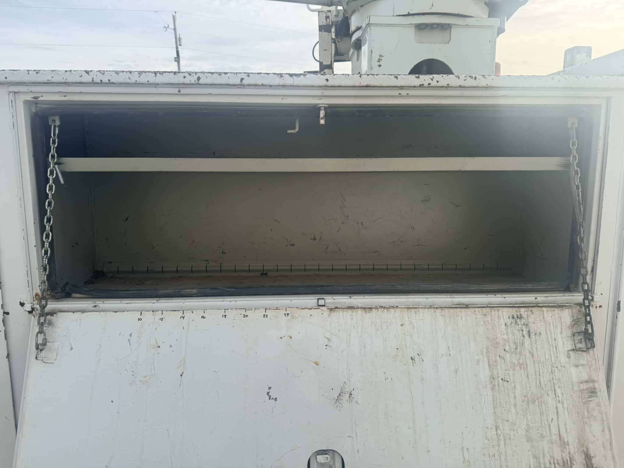 VERSALIFT TMP2050T DIGGER DERRICK ON A 2014 FORD F750 4X2 CHASSIS - Image 21