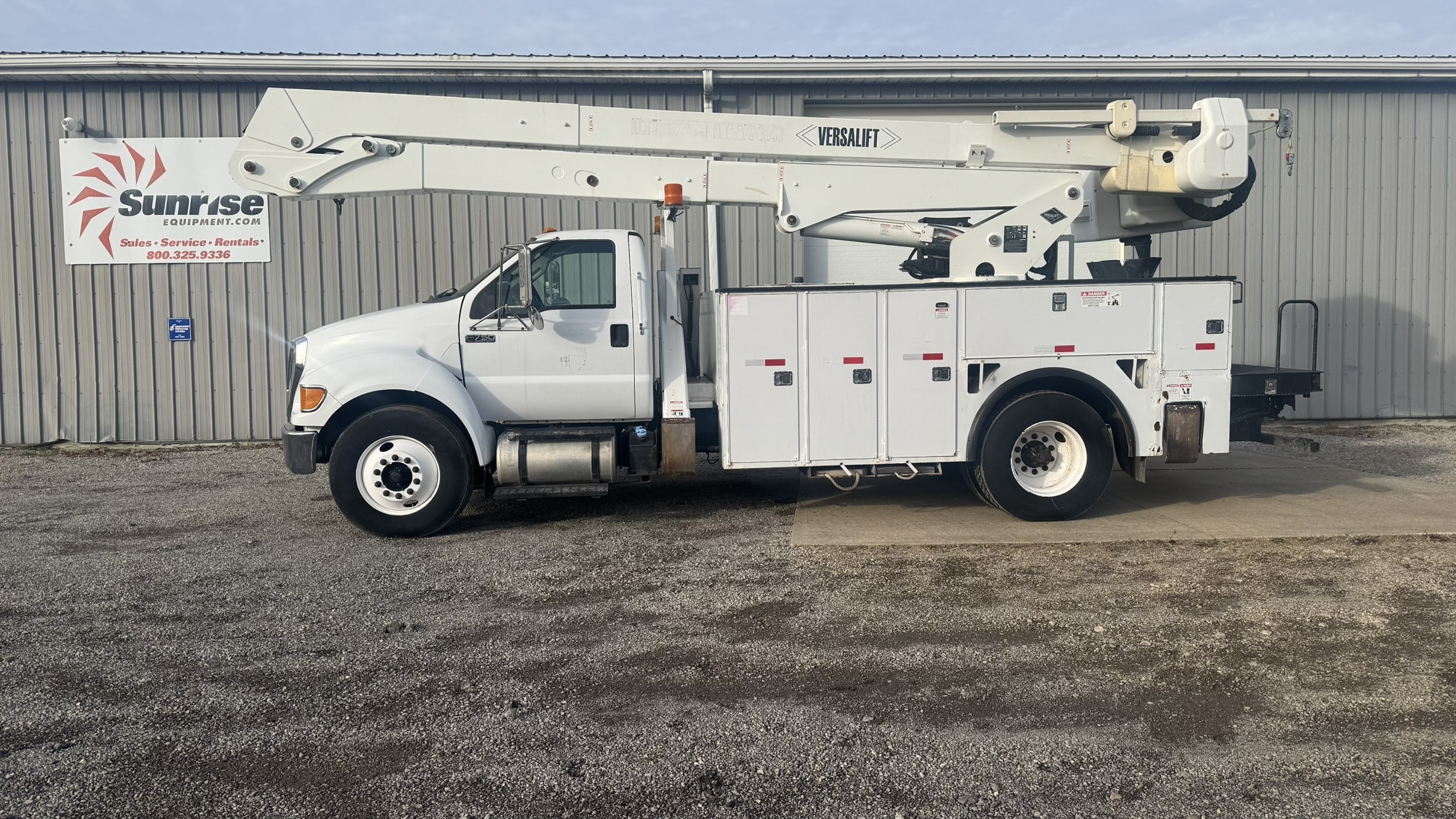 60' VERSALIFT VO455MHI ON 2012 FORD F750 4X2 CHASSIS - Image 2