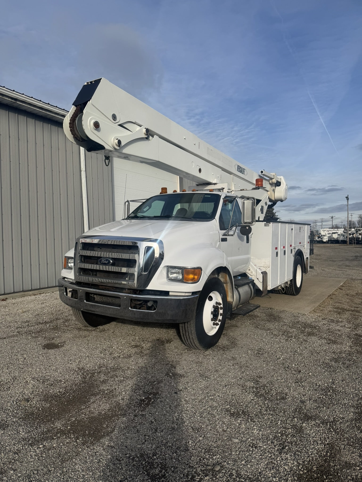 60' VERSALIFT VO455MHI ON 2012 FORD F750 4X2 CHASSIS - Image 3