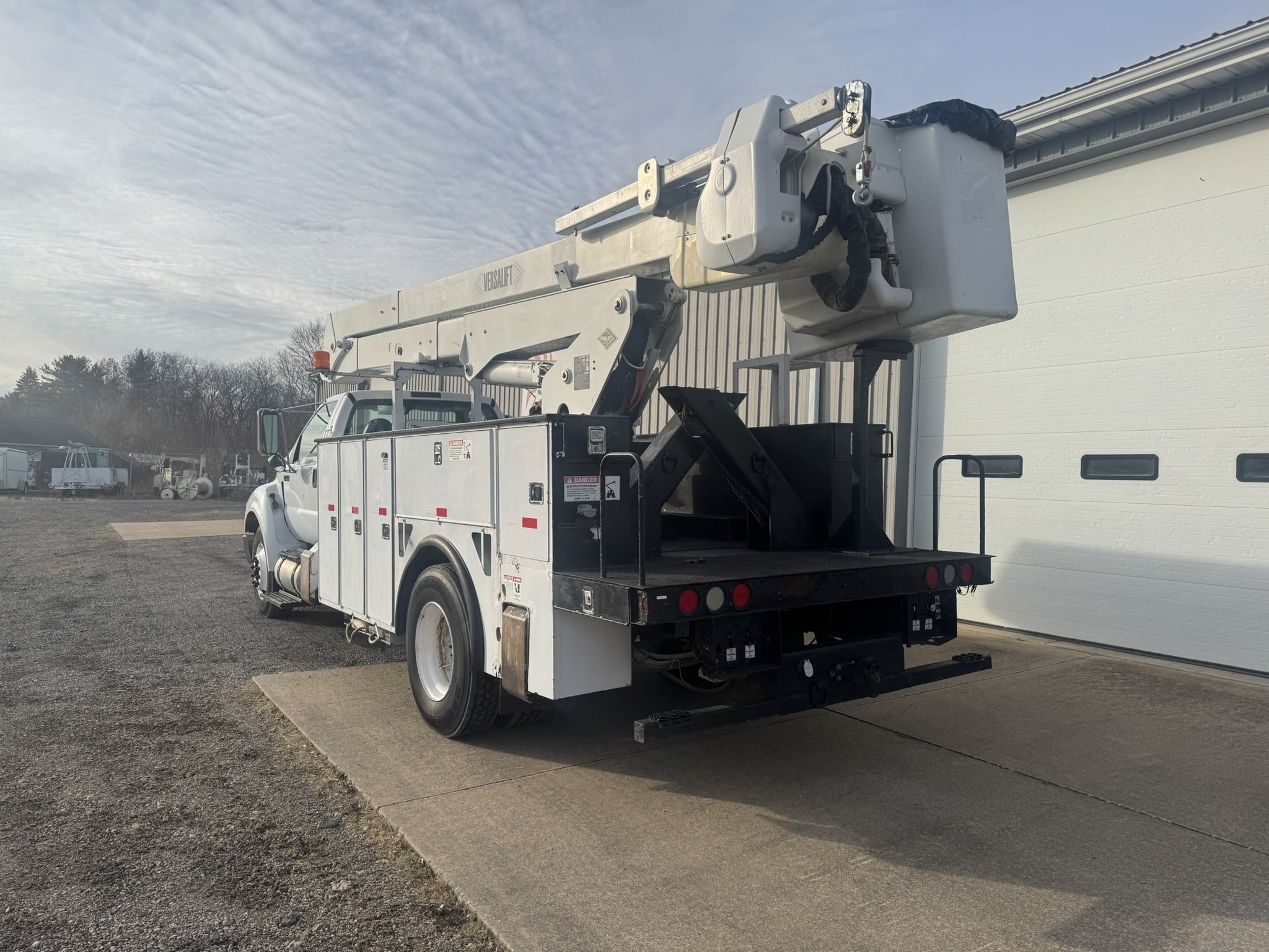 60' VERSALIFT VO455MHI ON 2012 FORD F750 4X2 CHASSIS - Image 4