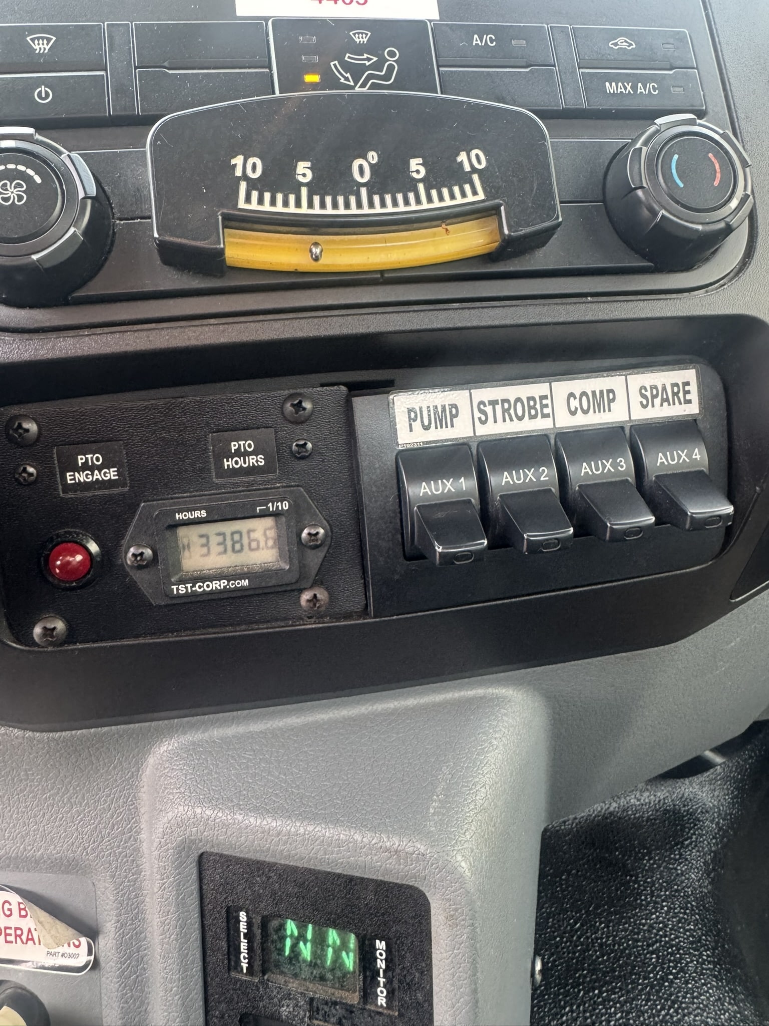 60' VERSALIFT VO455MHI ON 2012 FORD F750 4X2 CHASSIS - Image 17