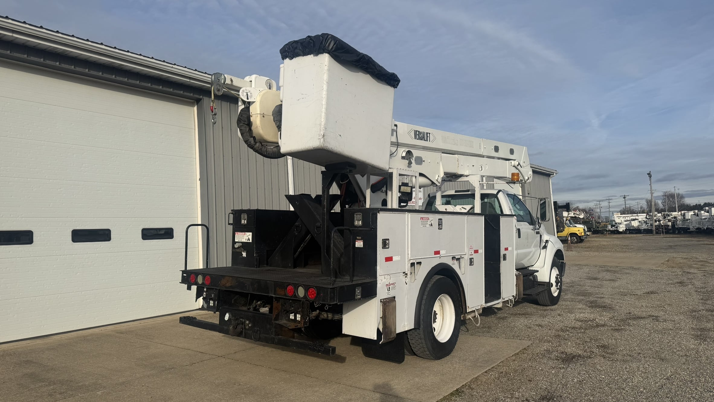 60' VERSALIFT VO455MHI ON 2012 FORD F750 4X2 CHASSIS - Image 7