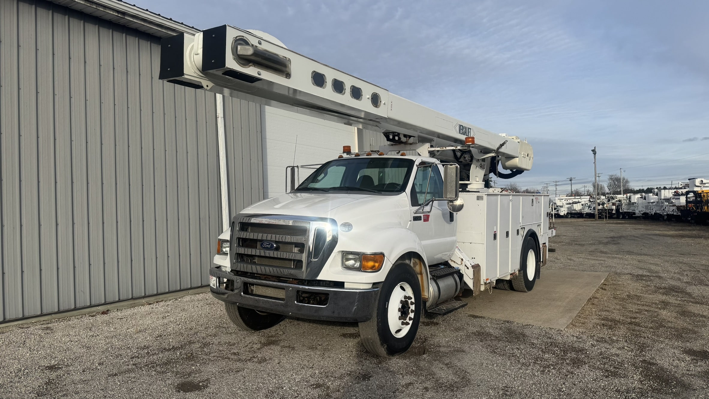 65' VERSALIFT VO360XMHI-01 ON 2015 FORD F750 4X2 CHASSIS - Image 2