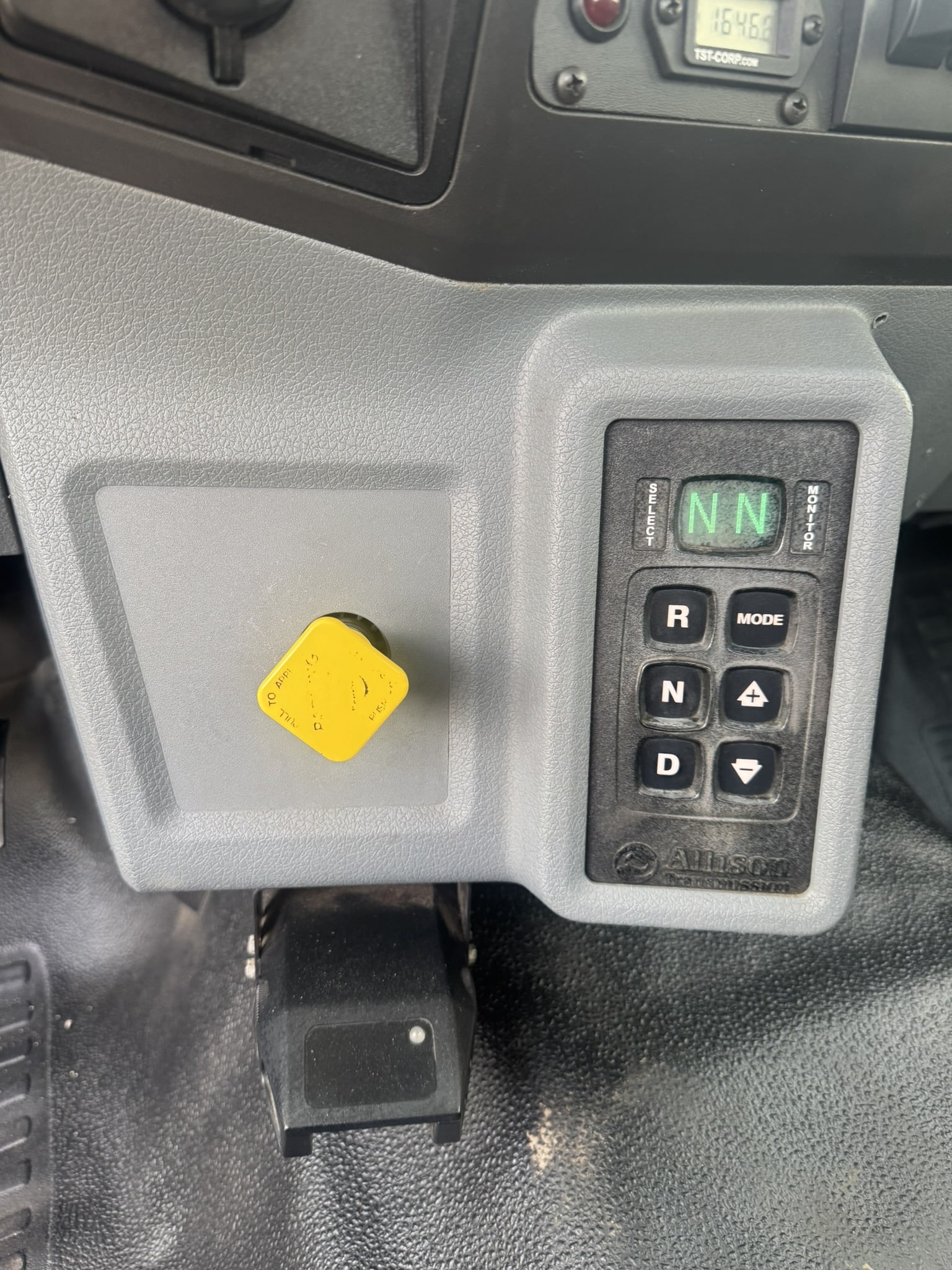 65' VERSALIFT VO360XMHI-01 ON 2015 FORD F750 4X2 CHASSIS - Image 13