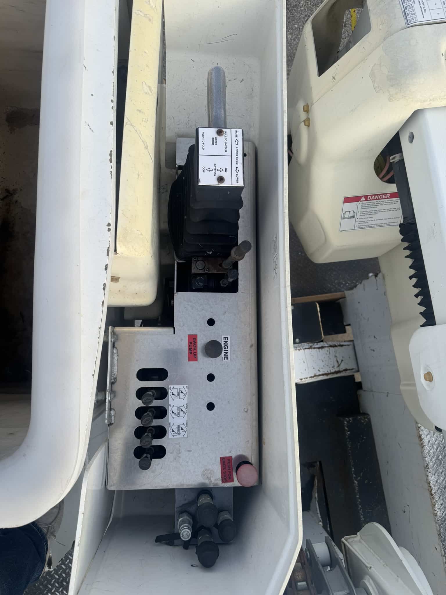 65' VERSALIFT VO360XMHI-01 ON 2015 FORD F750 4X2 CHASSIS - Image 28