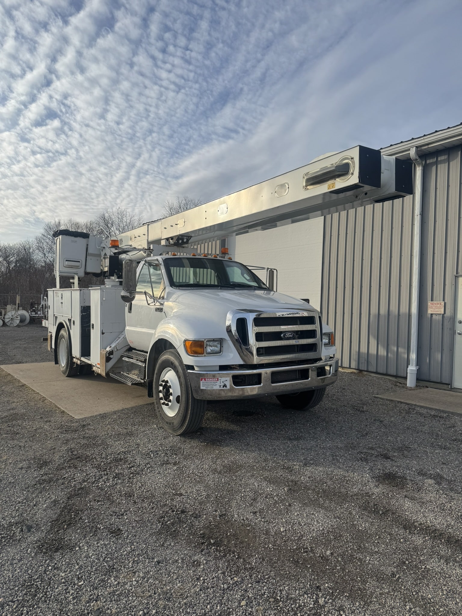 65' VERSALIFT VO360XMHI-01 ON 2015 FORD F750 4X2 CHASSIS - Image 5