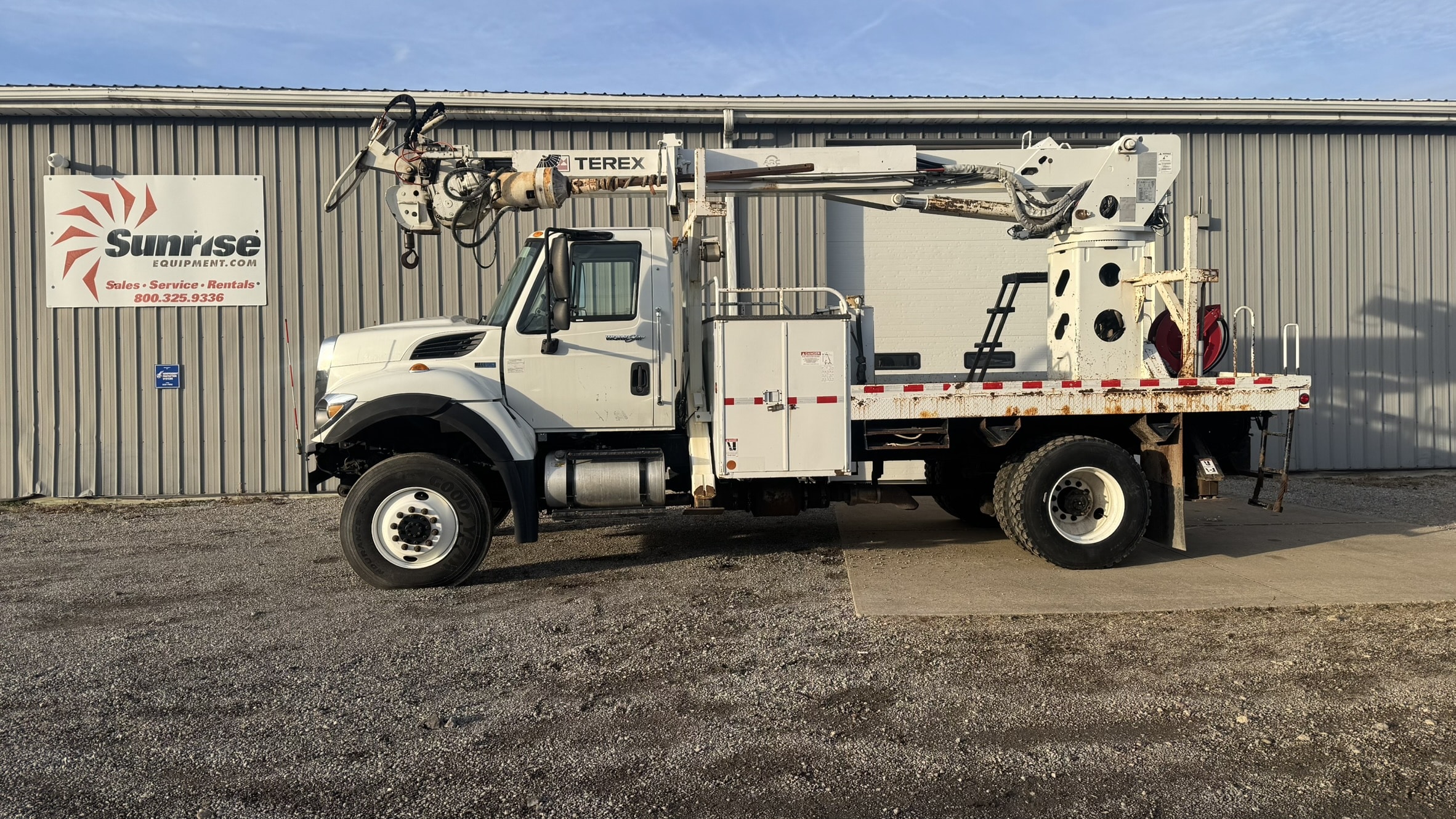 47' TEREX COMMANDER C4047 ON 2012 INTERNATIONAL 4X4 CHASSIS - Image 3