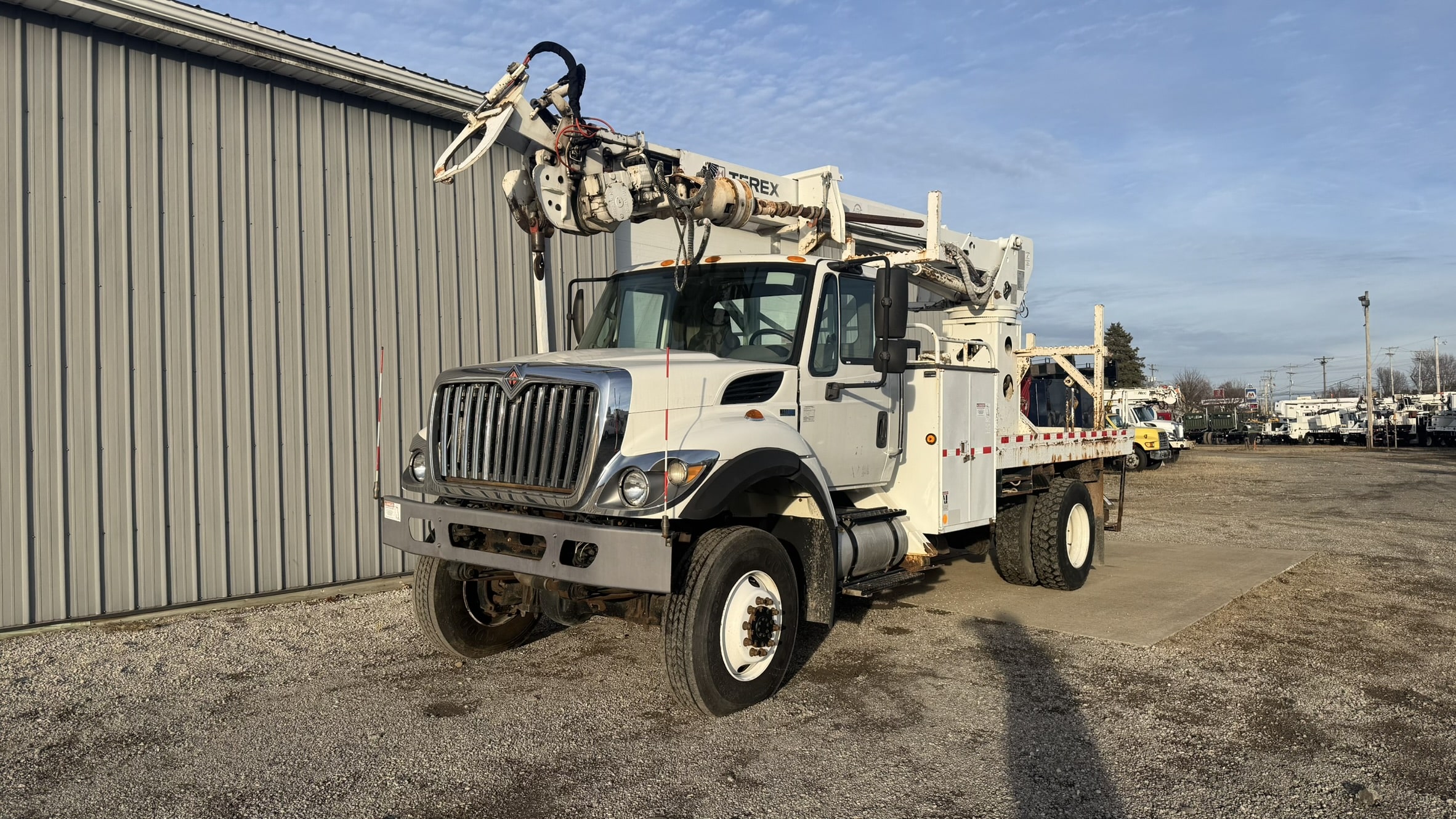47' TEREX COMMANDER C4047 ON 2012 INTERNATIONAL 4X4 CHASSIS - Image 2