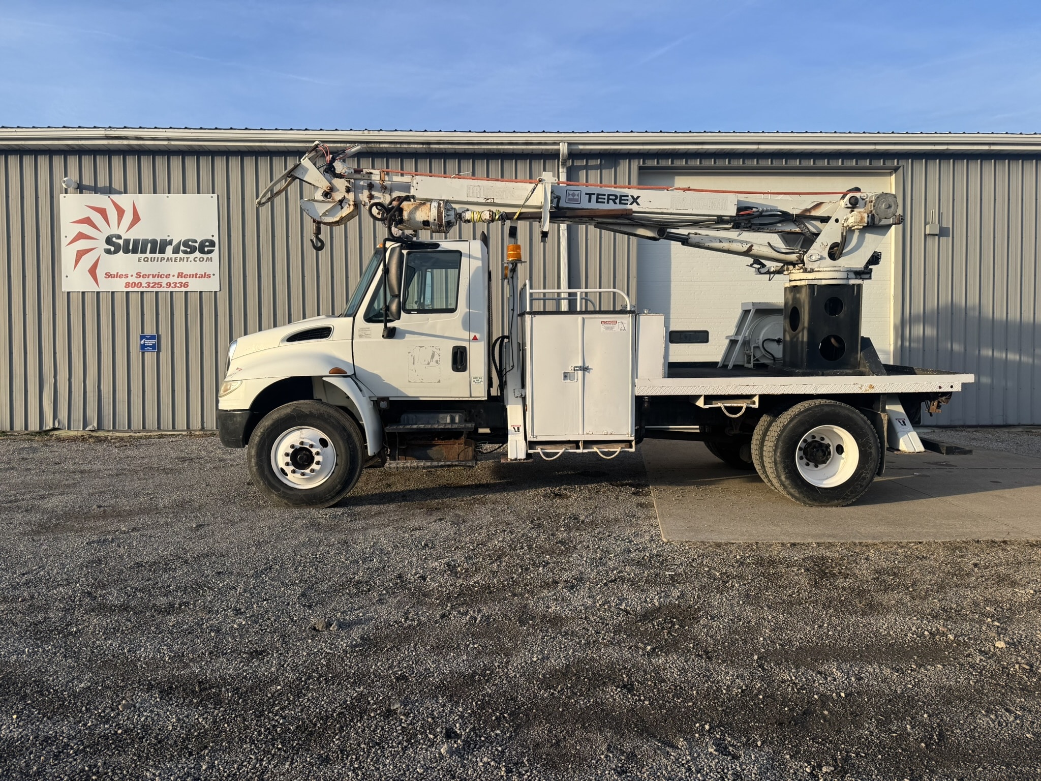 45' TEREX COMMANDER C4045 ON 2004 INTERNATIONAL 4X2 CHASSIS - Image 3