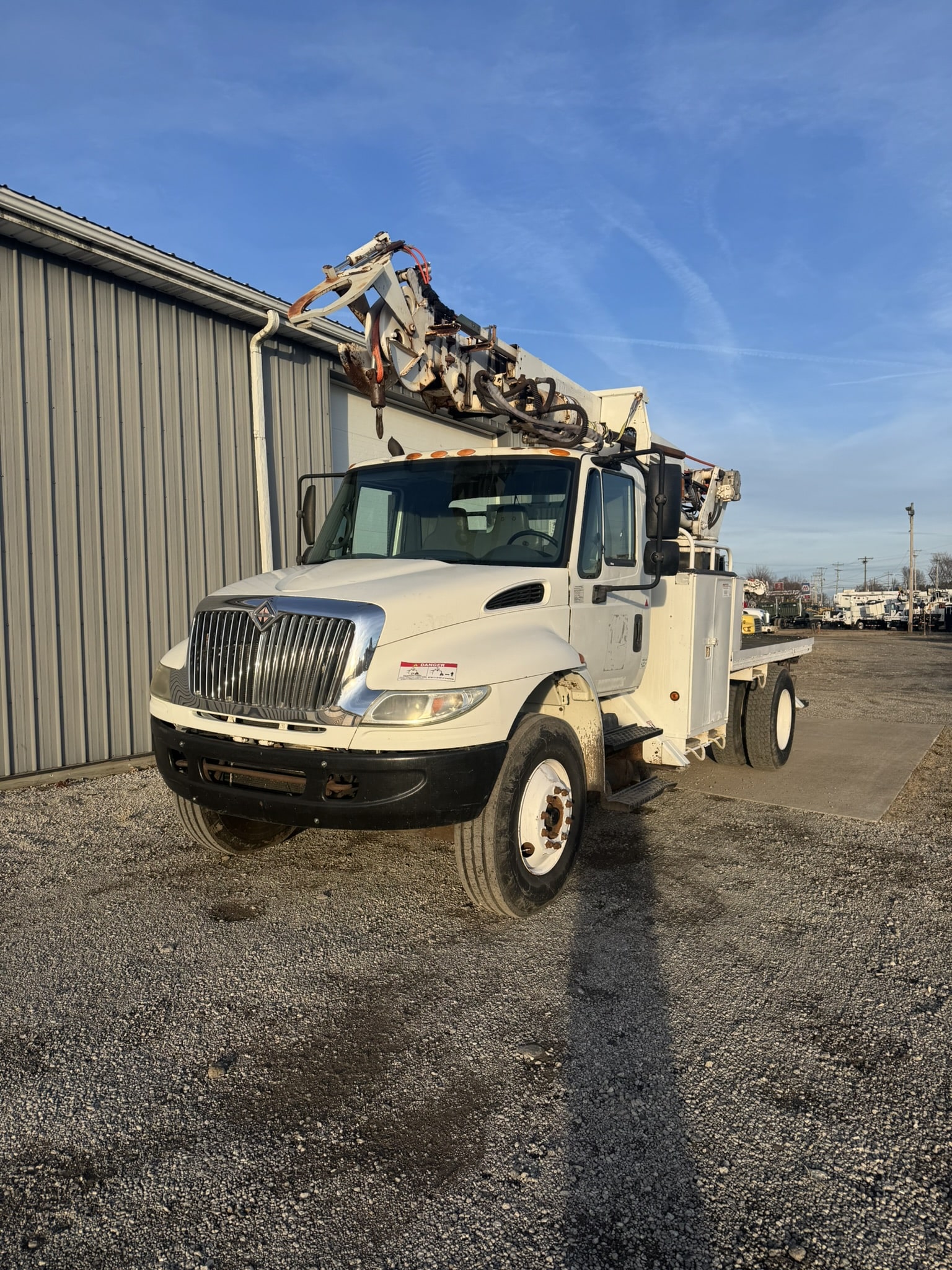 45' TEREX COMMANDER C4045 ON 2004 INTERNATIONAL 4X2 CHASSIS - Image 2