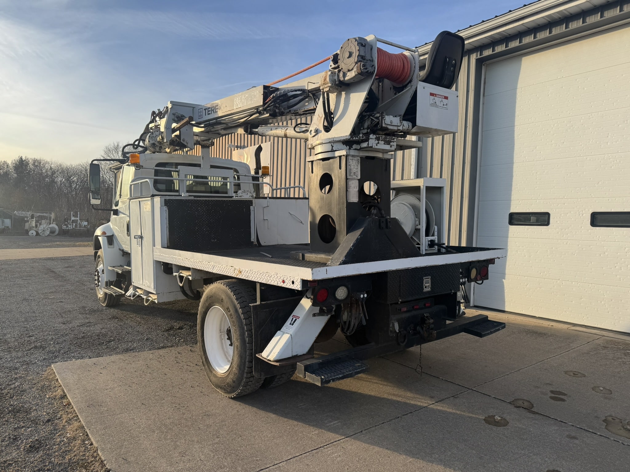 45' TEREX COMMANDER C4045 ON 2004 INTERNATIONAL 4X2 CHASSIS - Image 4