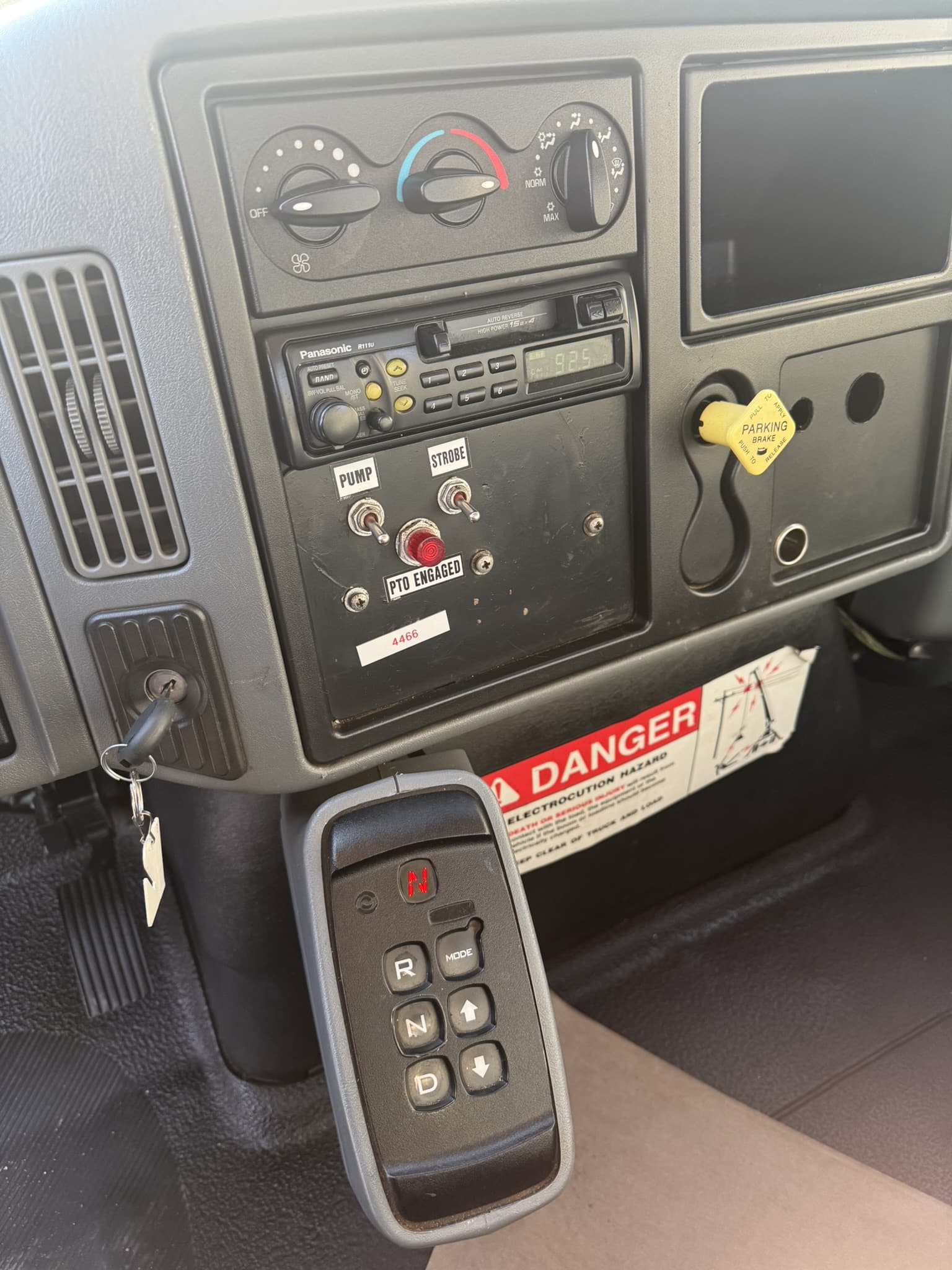 45' TEREX COMMANDER C4045 ON 2004 INTERNATIONAL 4X2 CHASSIS - Image 10