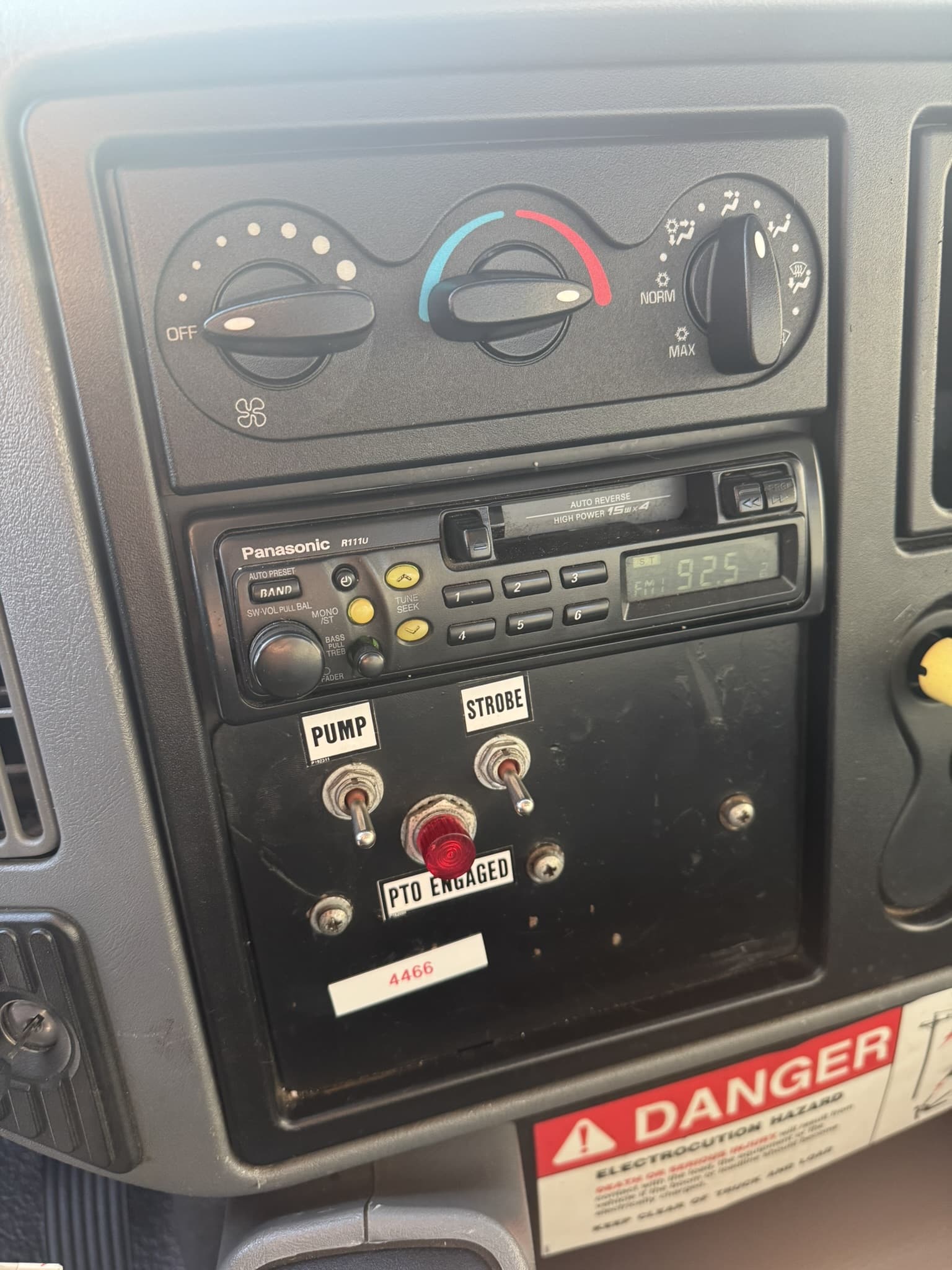 45' TEREX COMMANDER C4045 ON 2004 INTERNATIONAL 4X2 CHASSIS - Image 11