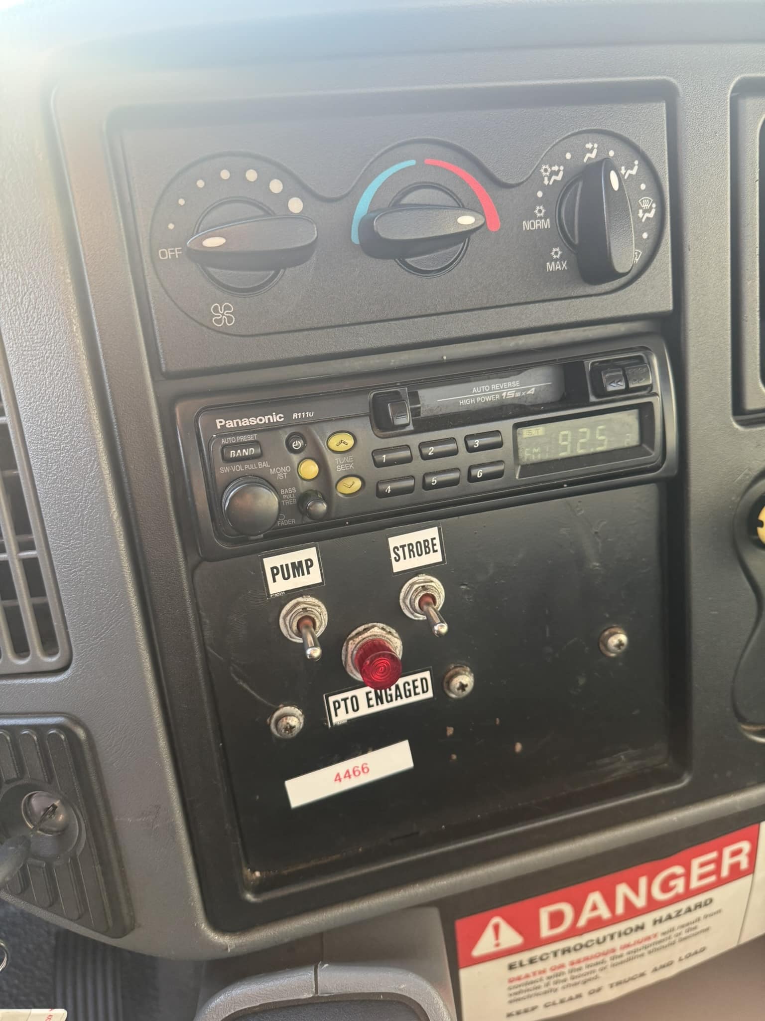 45' TEREX COMMANDER C4045 ON 2004 INTERNATIONAL 4X2 CHASSIS - Image 12