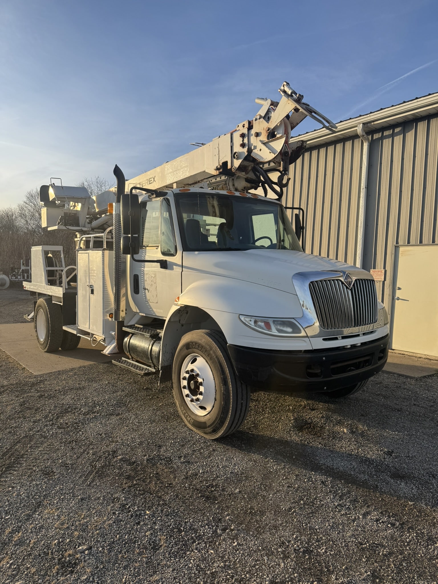 45' TEREX COMMANDER C4045 ON 2004 INTERNATIONAL 4X2 CHASSIS - Image 5