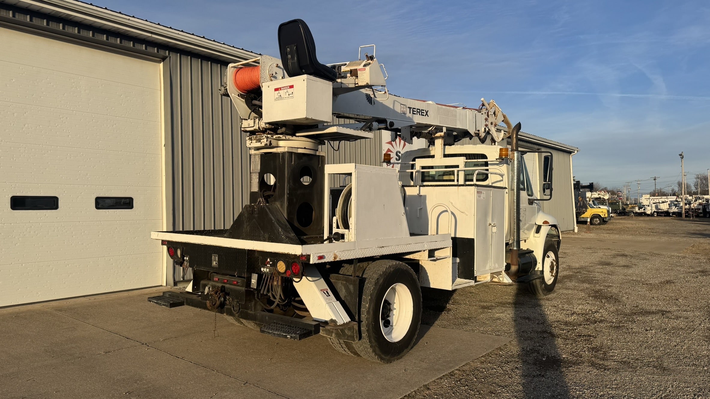 45' TEREX COMMANDER C4045 ON 2004 INTERNATIONAL 4X2 CHASSIS - Image 7