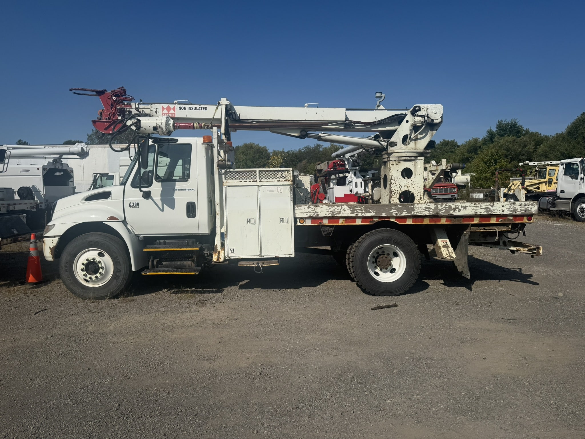 45' TEREX COMMANDER C4045 ON 2002 INTERNATIONAL 4X2 CHASSIS - Image 2