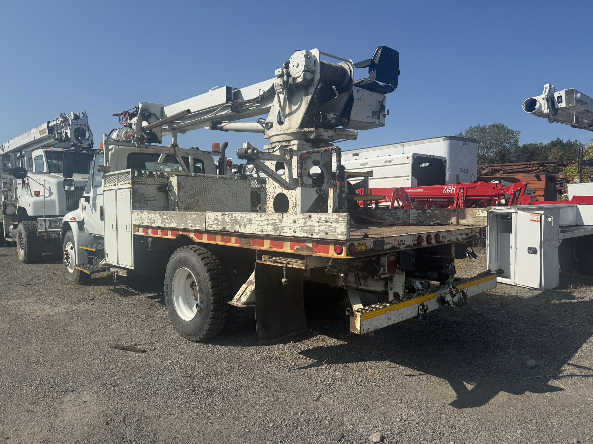 45' TEREX COMMANDER C4045 ON 2002 INTERNATIONAL 4X2 CHASSIS - Image 3