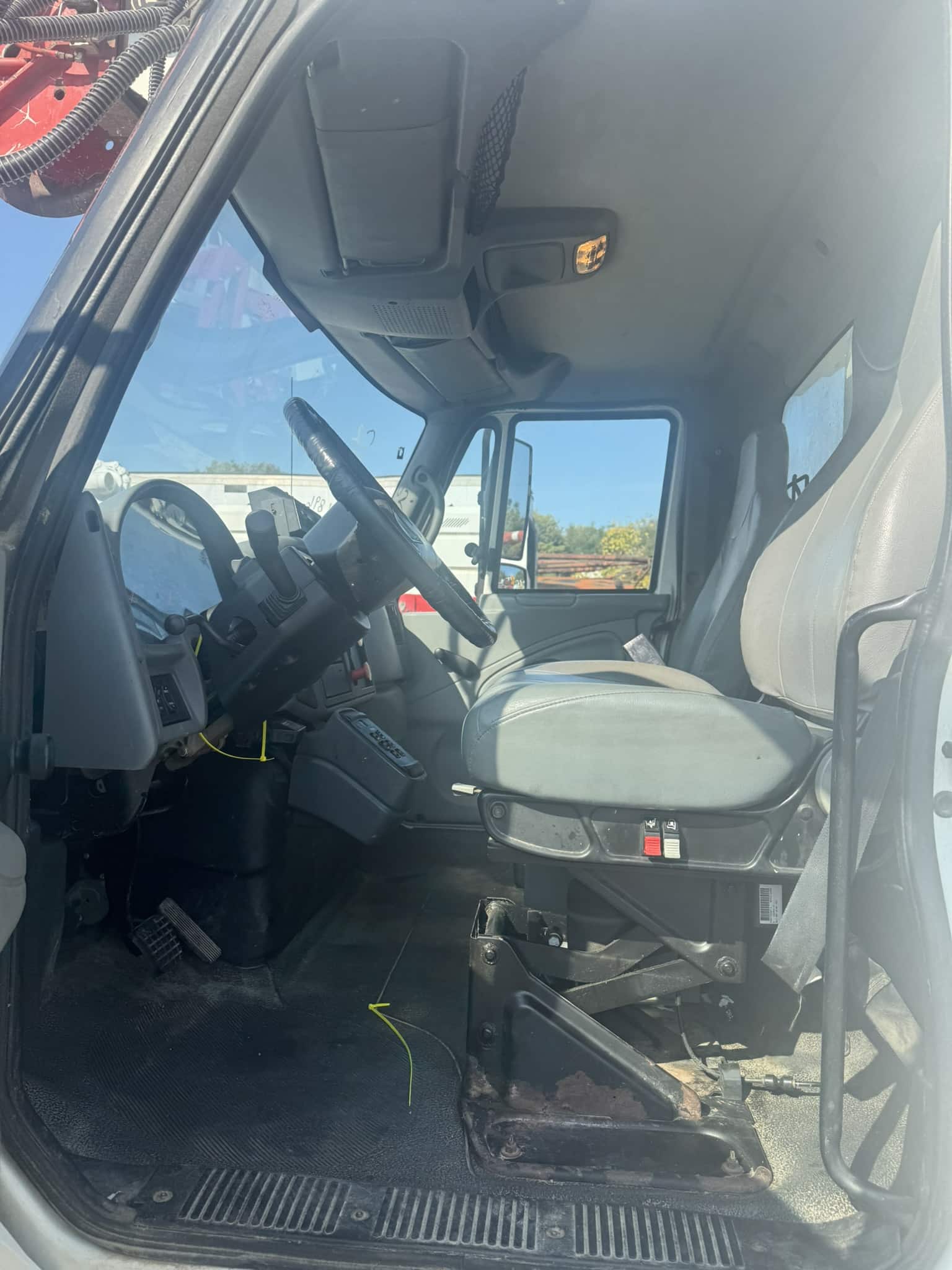 45' TEREX COMMANDER C4045 ON 2002 INTERNATIONAL 4X2 CHASSIS - Image 8