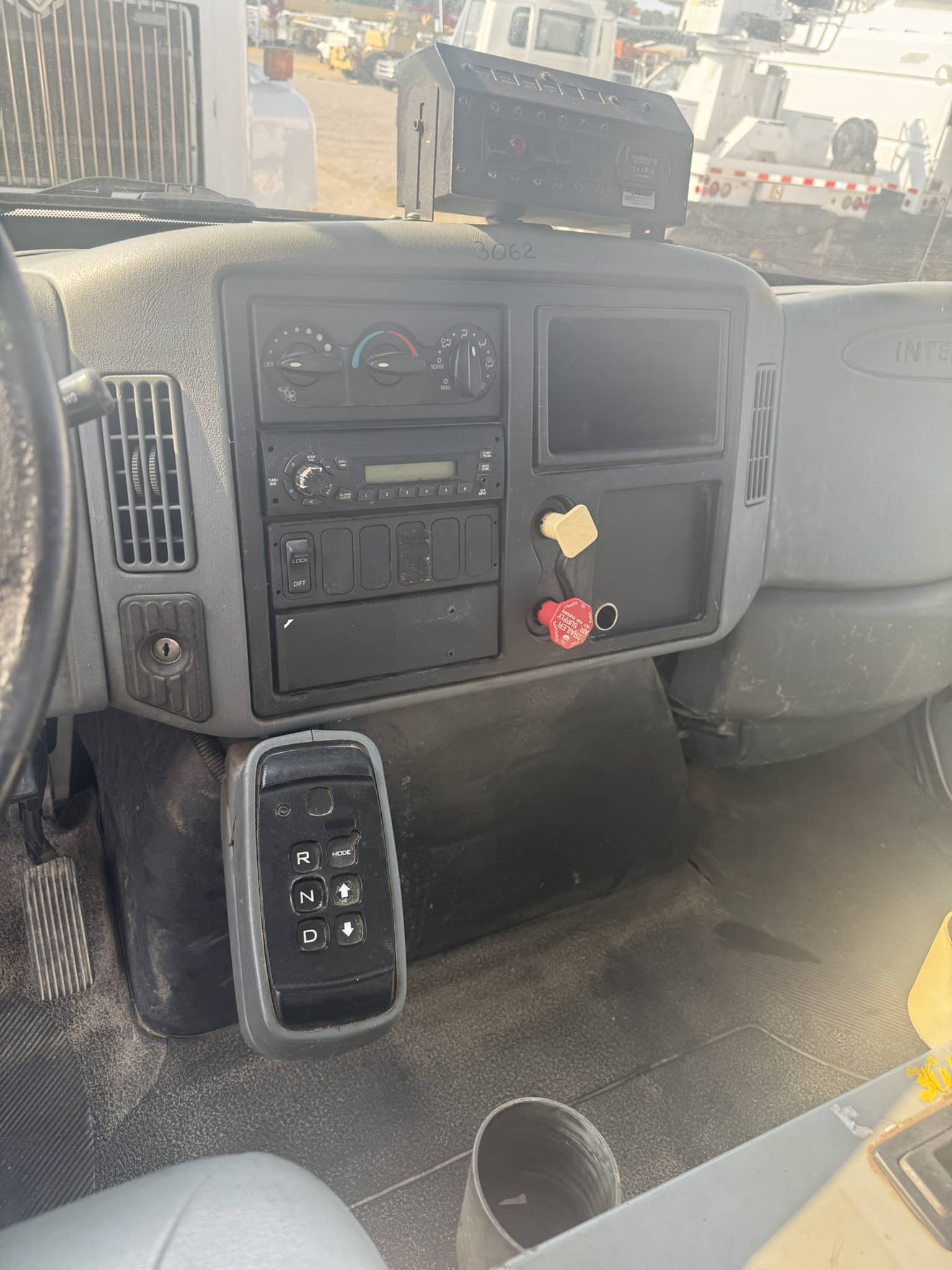 45' TEREX COMMANDER C4045 ON 2002 INTERNATIONAL 4X2 CHASSIS - Image 12