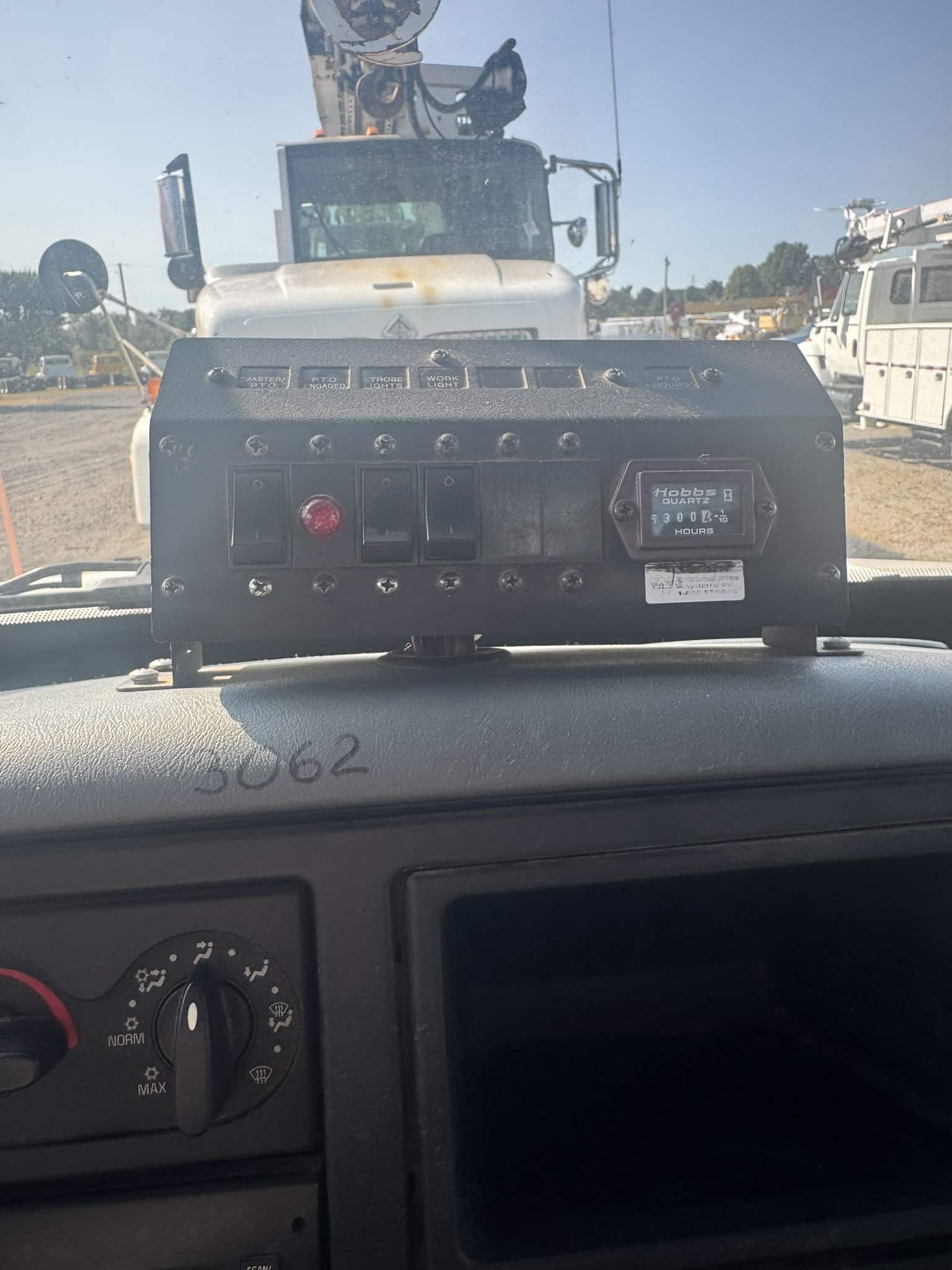 45' TEREX COMMANDER C4045 ON 2002 INTERNATIONAL 4X2 CHASSIS - Image 13