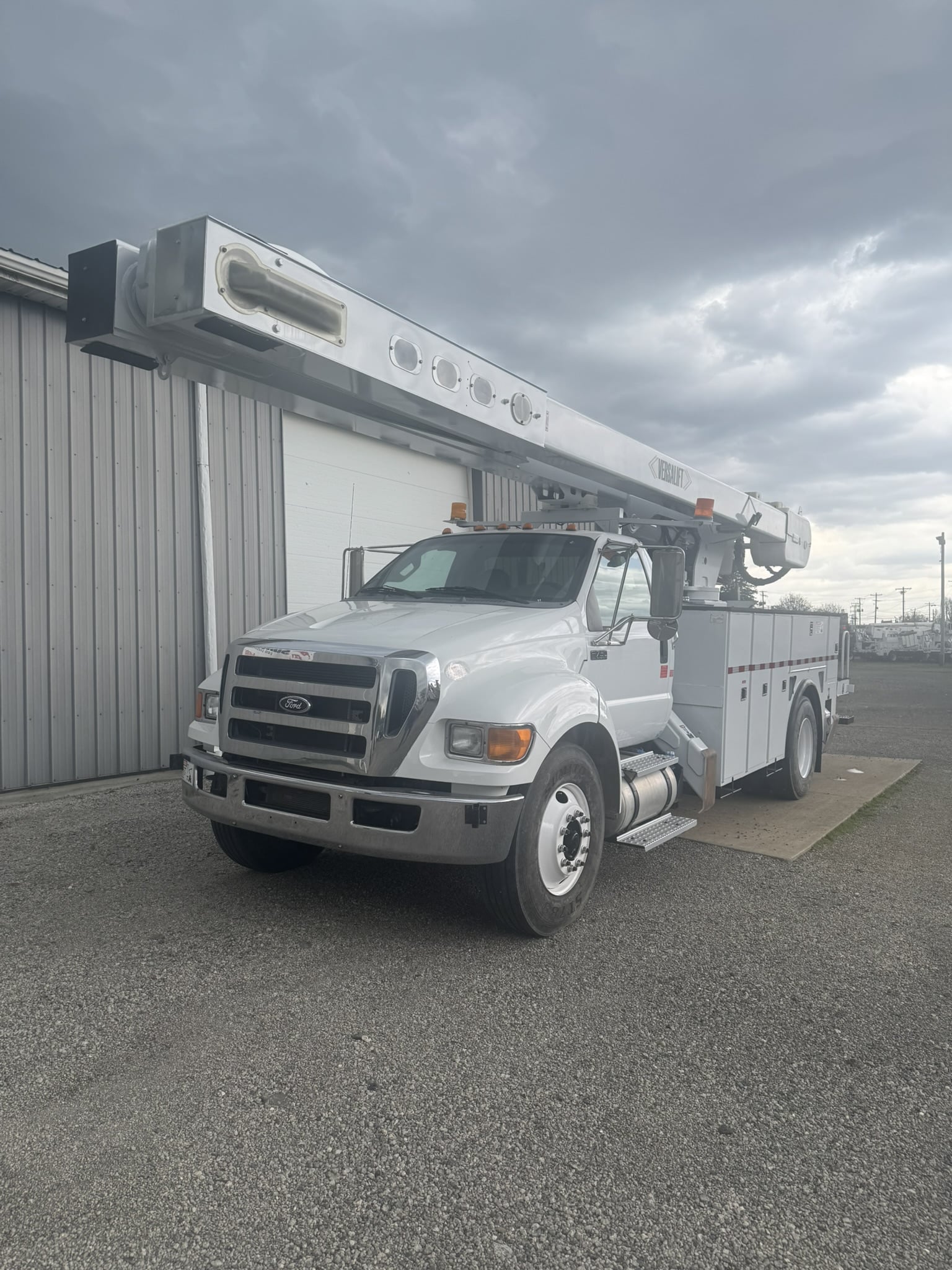 65' VERSALIFT VO360XMHI-01 ON 2015 FORD F750 4X2 CHASSIS - Image 2