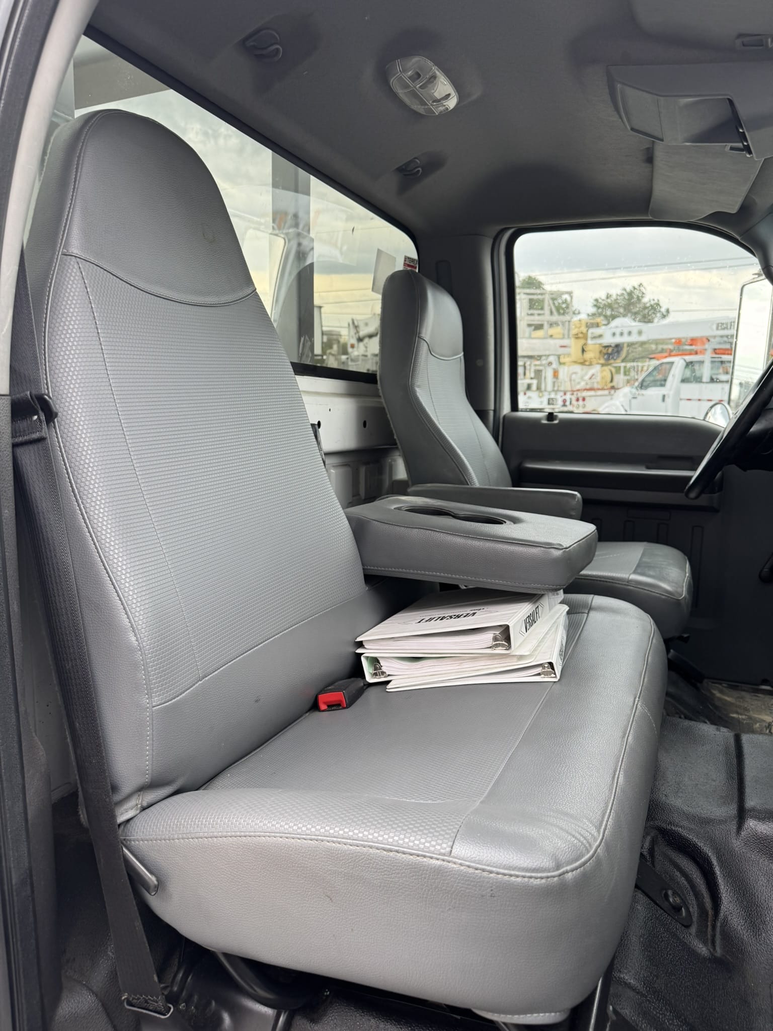 65' VERSALIFT VO360XMHI-01 ON 2015 FORD F750 4X2 CHASSIS - Image 21