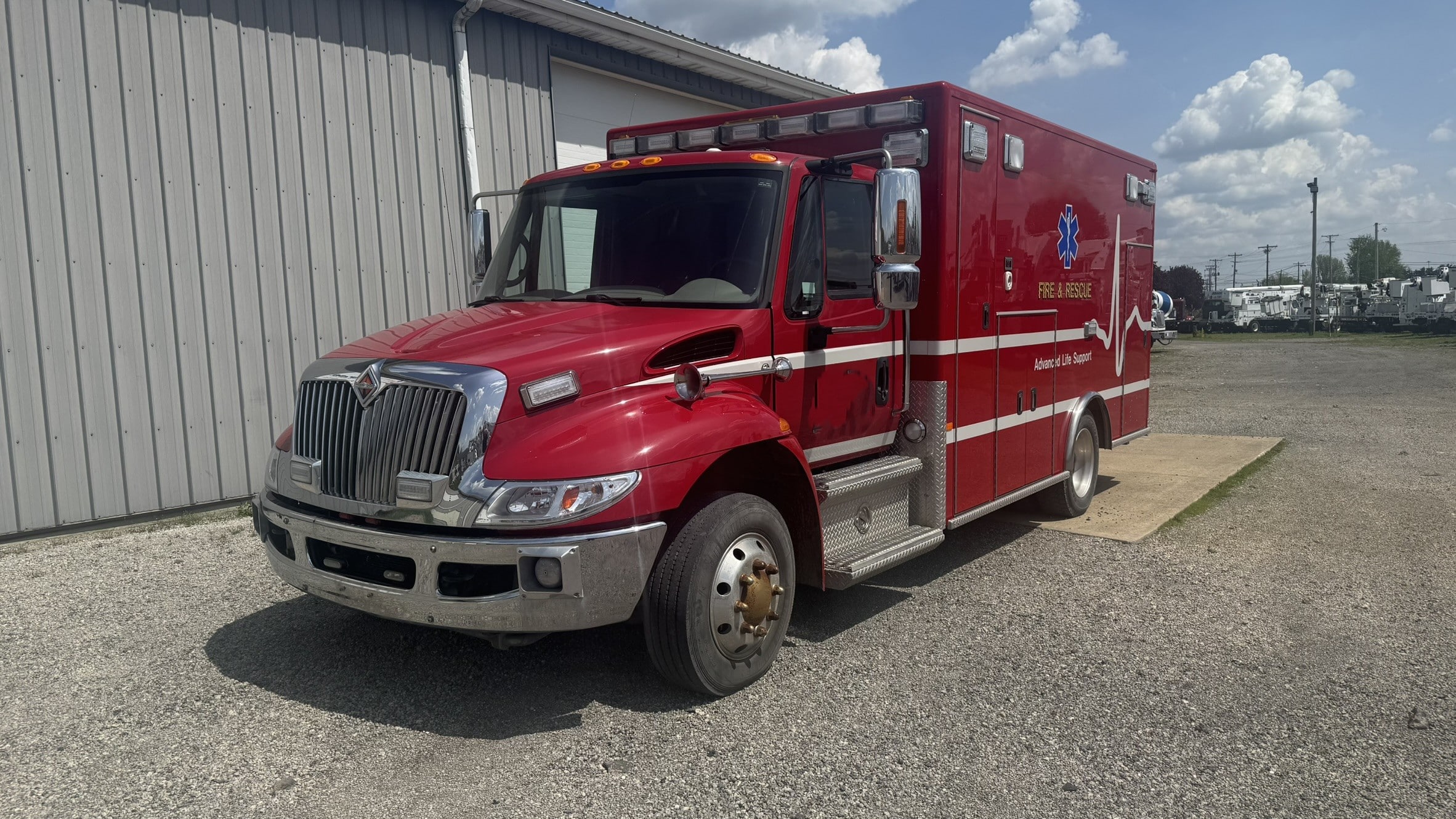 2009 INTERNATIONAL 4300SBA LP 4X2 AMBULANCE - Image 2