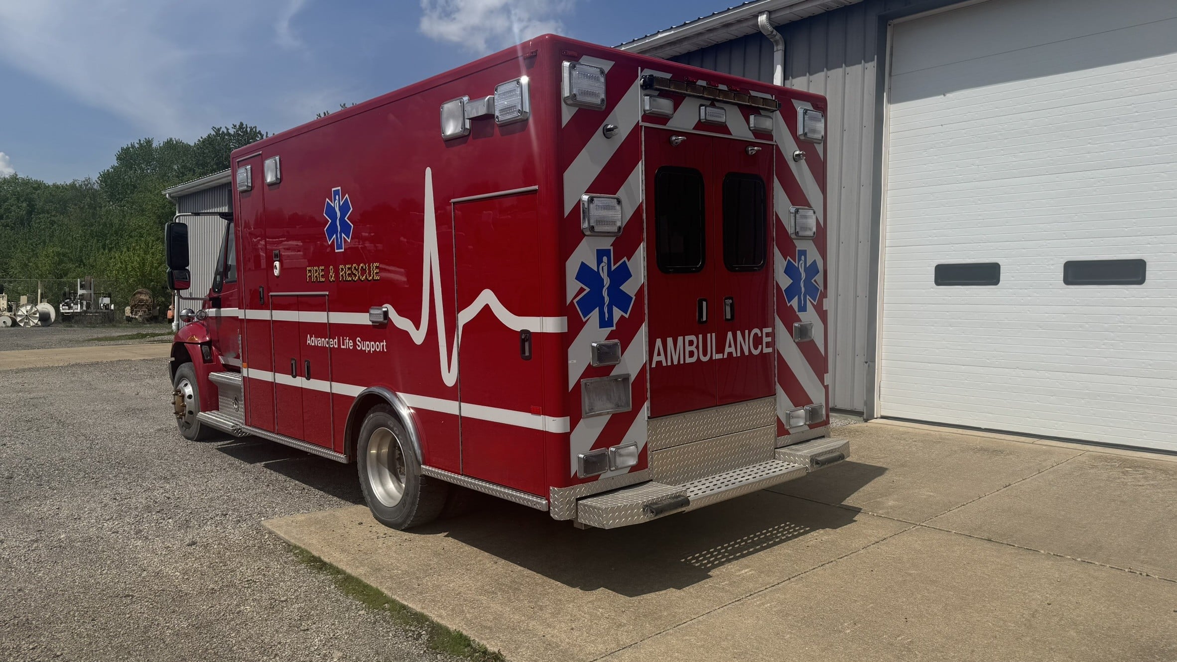 2009 INTERNATIONAL 4300SBA LP 4X2 AMBULANCE - Image 4