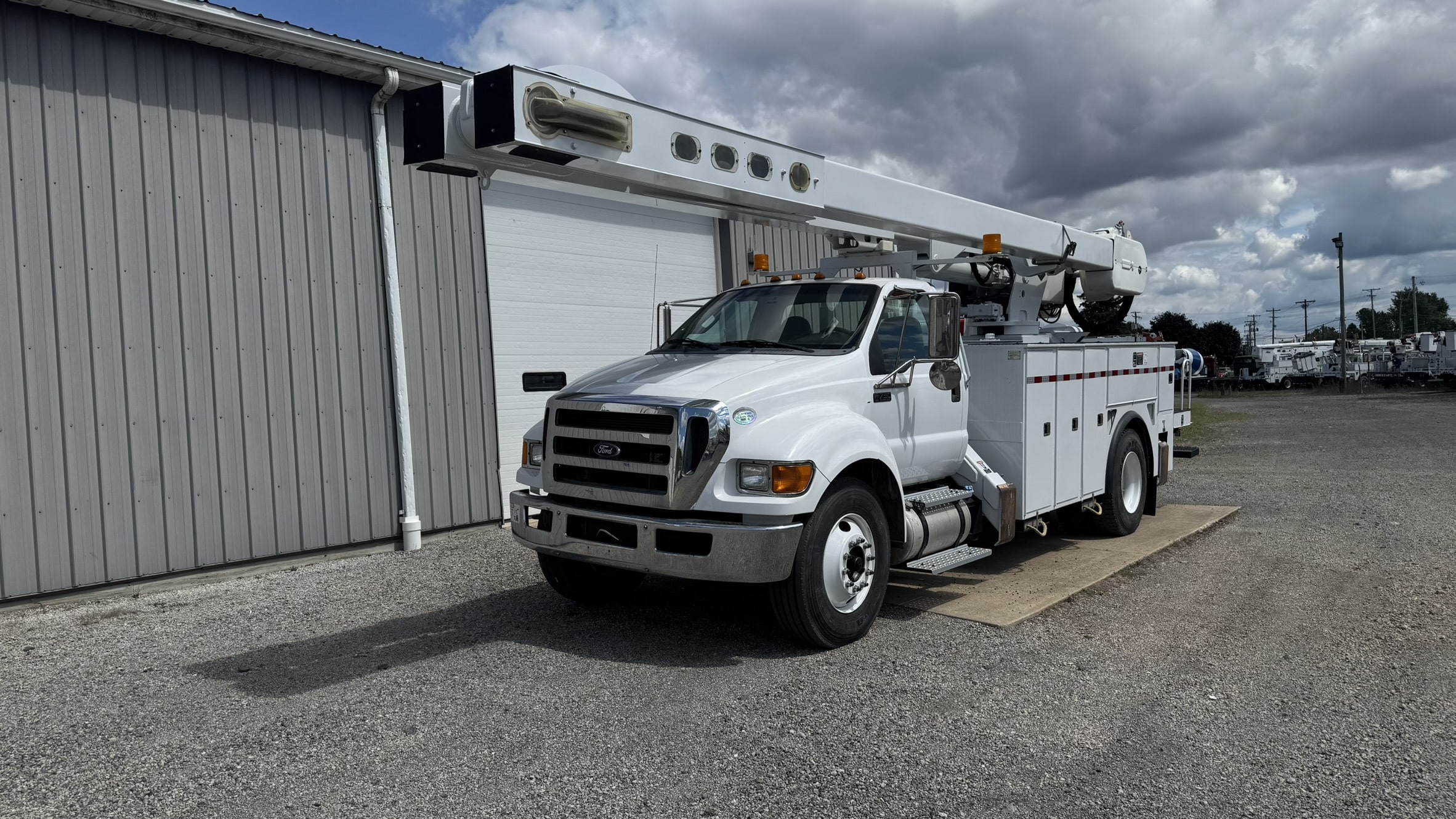 65' VERSALIFT VO360XMHI-01 ON 2015 FORD F750 4X2 CHASSIS - Image 2