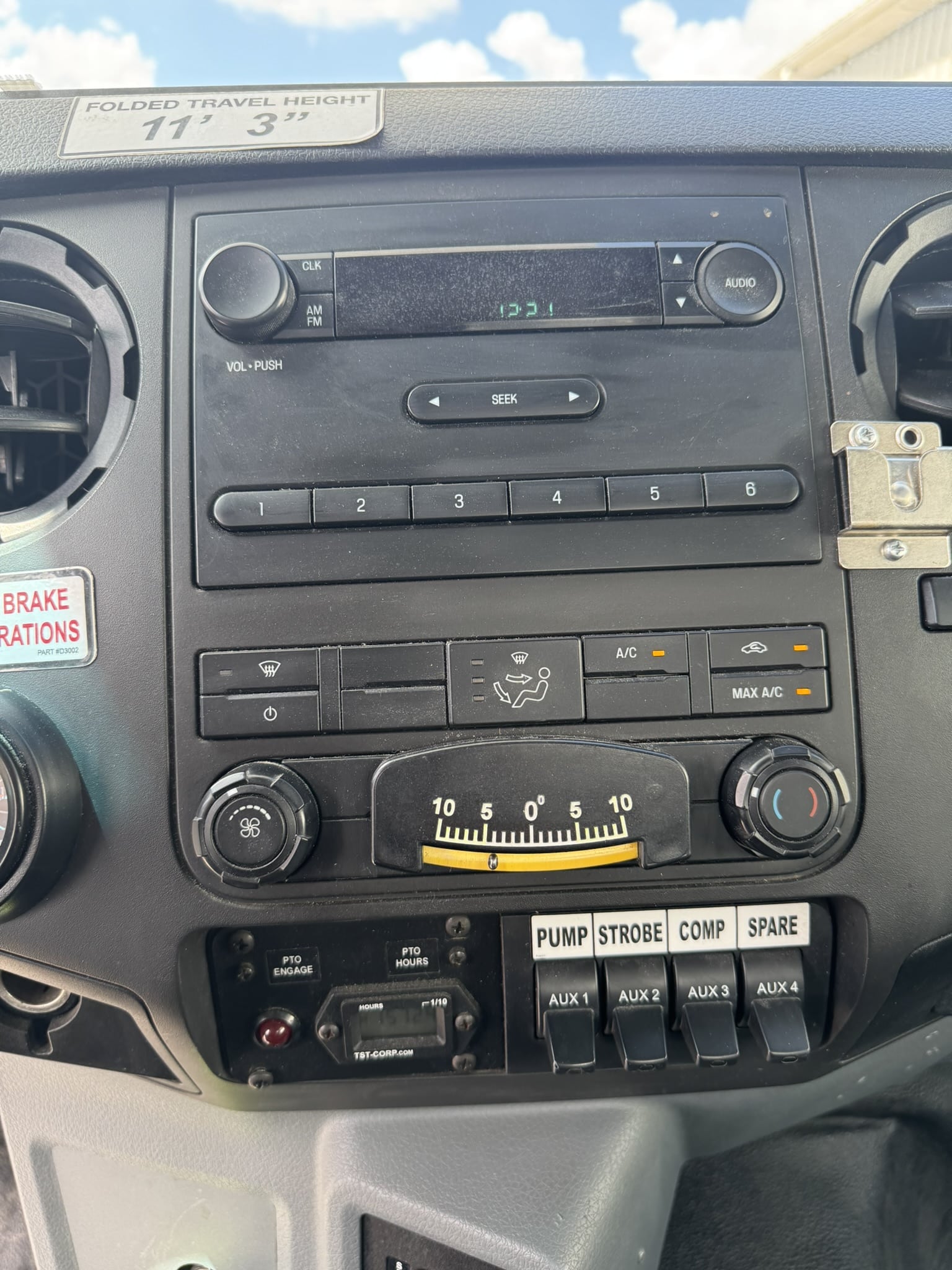 65' VERSALIFT VO360XMHI-01 ON 2015 FORD F750 4X2 CHASSIS - Image 14