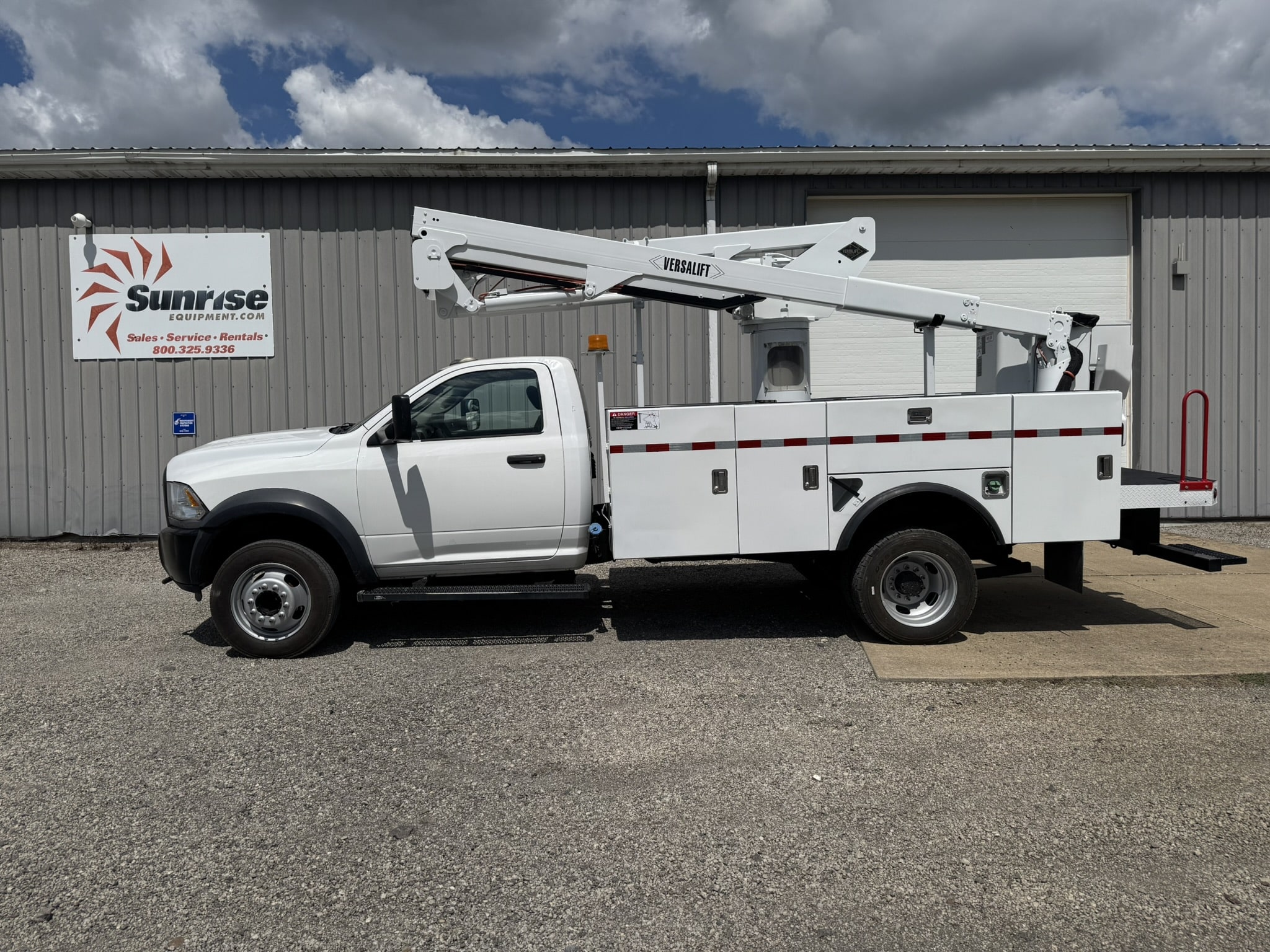 COMING SOON- 45' VERSALIFT SST40-EIH ON A 2016 DODGE RAM 5500 4X2 CHASSIS - Image 3