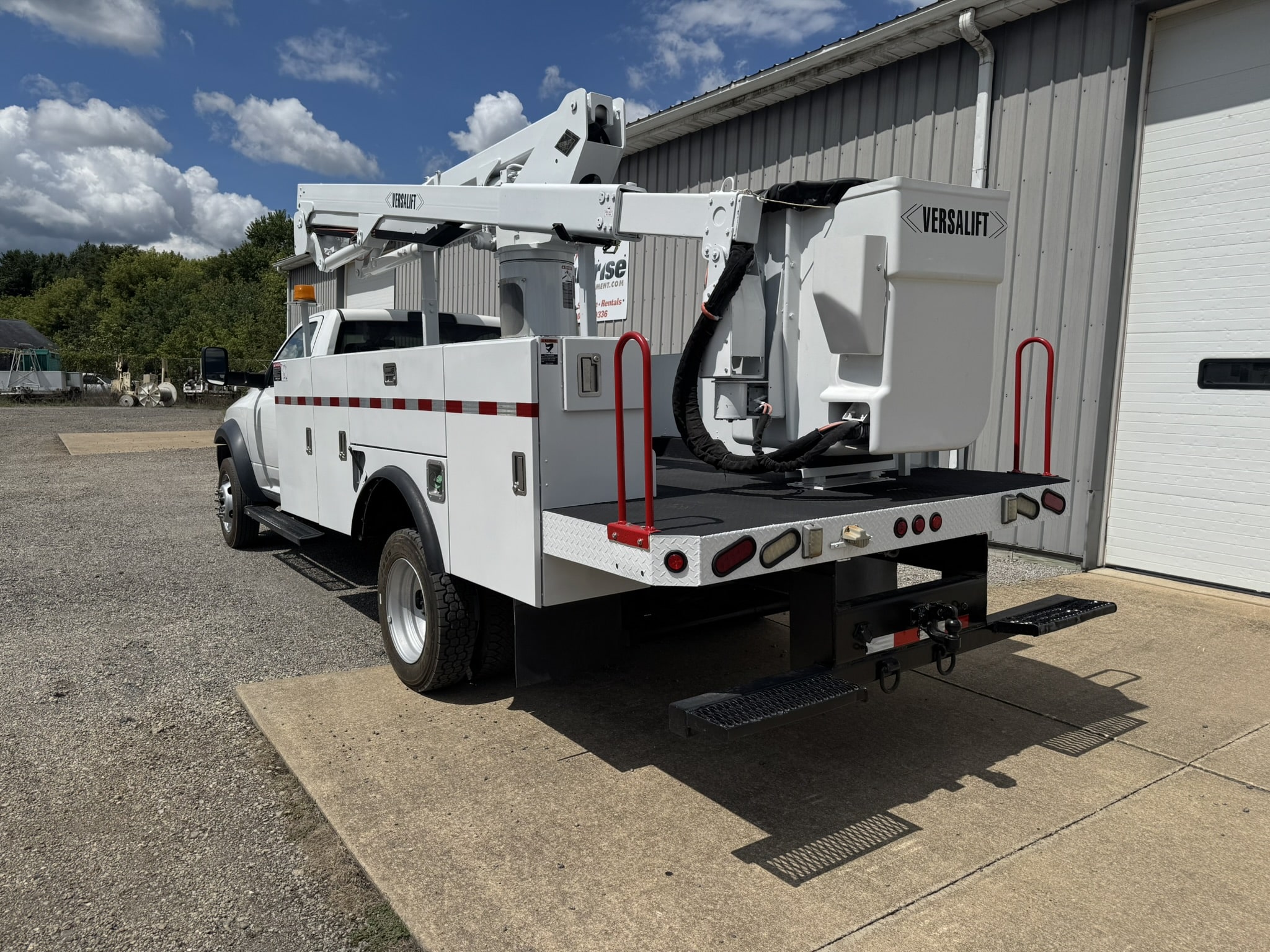 COMING SOON- 45' VERSALIFT SST40-EIH ON A 2016 DODGE RAM 5500 4X2 CHASSIS - Image 4