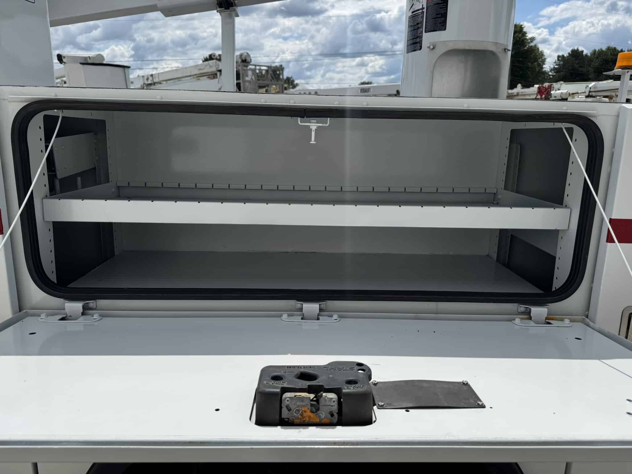 COMING SOON- 45' VERSALIFT SST40-EIH ON A 2016 DODGE RAM 5500 4X2 CHASSIS - Image 25