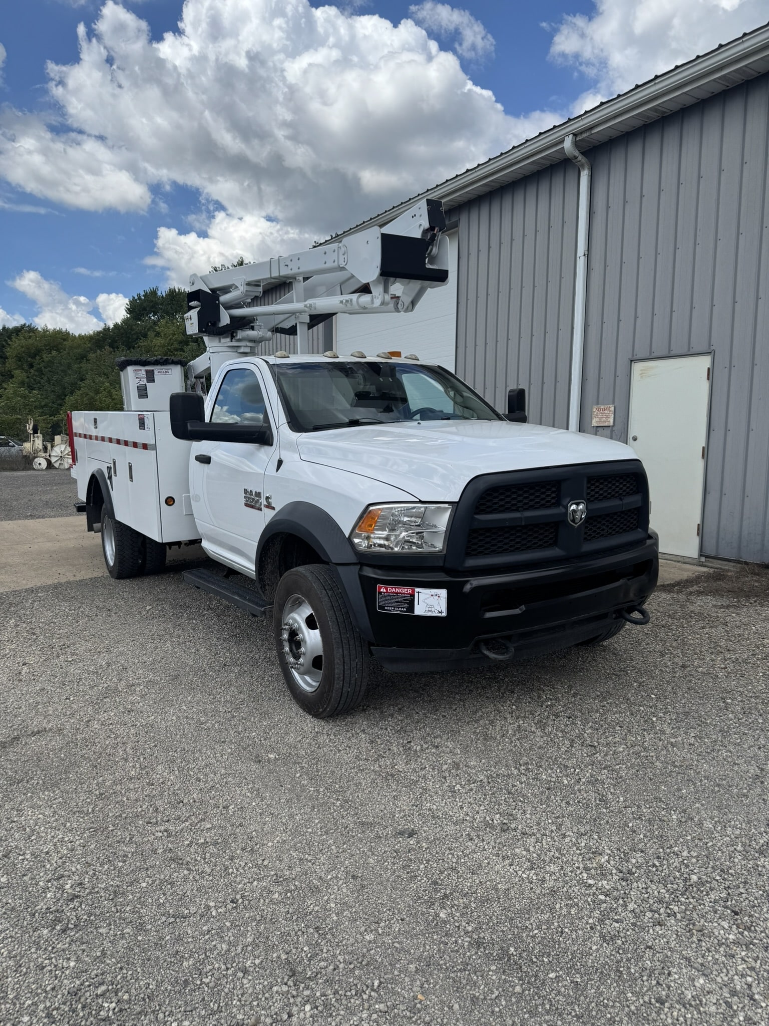 COMING SOON- 45' VERSALIFT SST40-EIH ON A 2016 DODGE RAM 5500 4X2 CHASSIS - Image 5