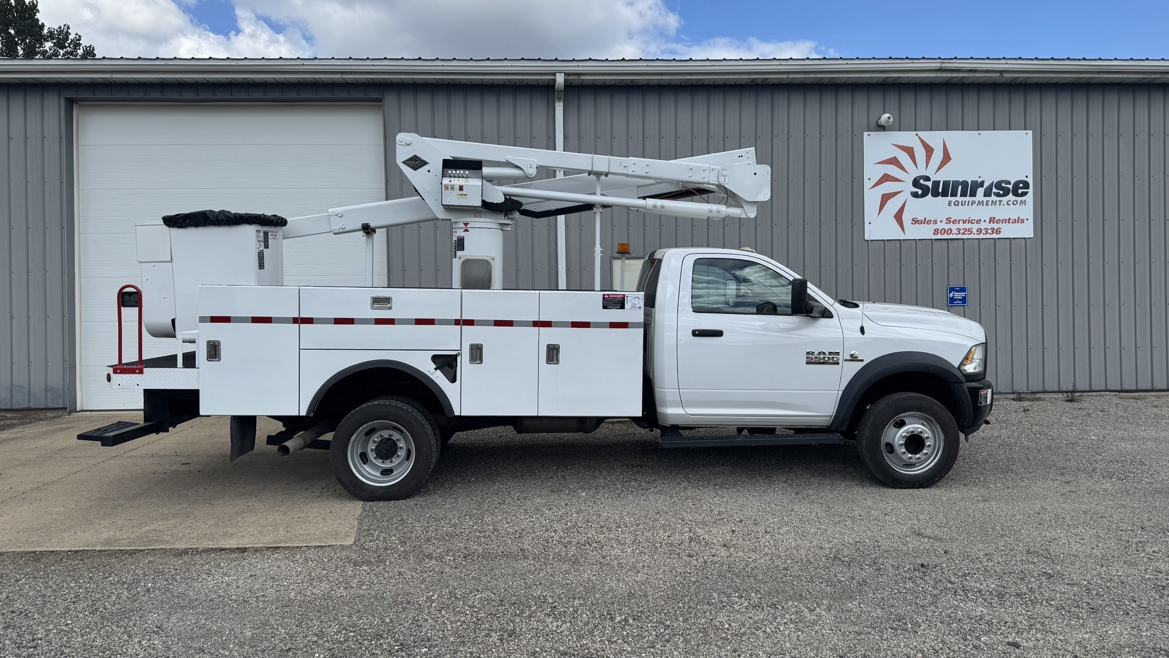 COMING SOON- 45' VERSALIFT SST40-EIH ON A 2016 DODGE RAM 5500 4X2 CHASSIS - Image 6