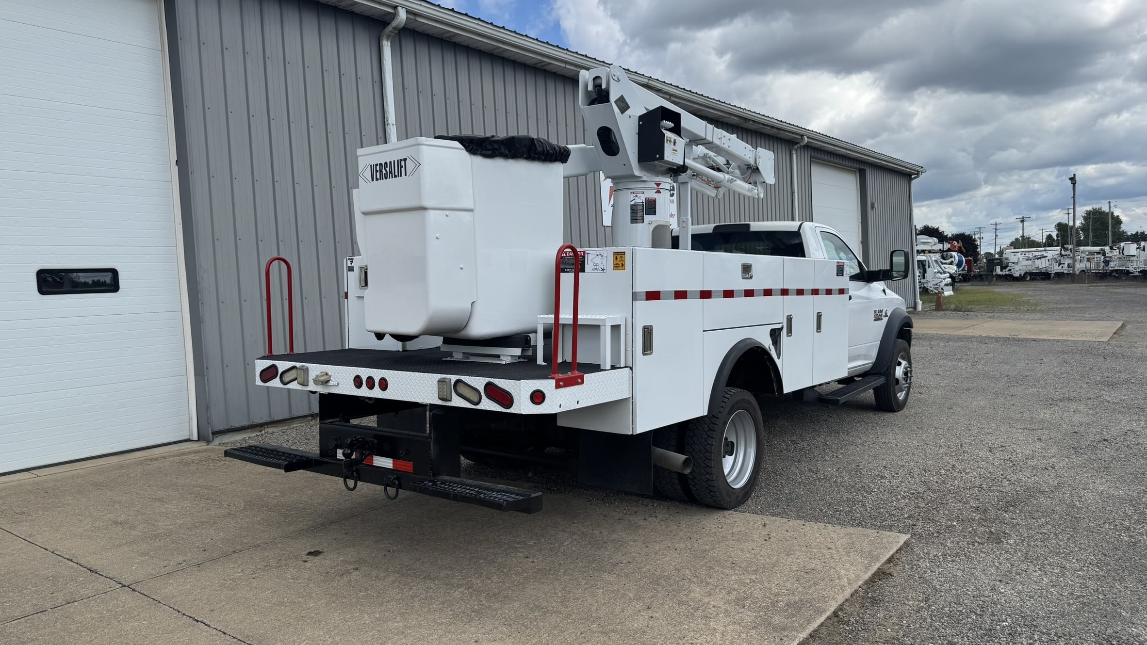 COMING SOON- 45' VERSALIFT SST40-EIH ON A 2016 DODGE RAM 5500 4X2 CHASSIS - Image 7