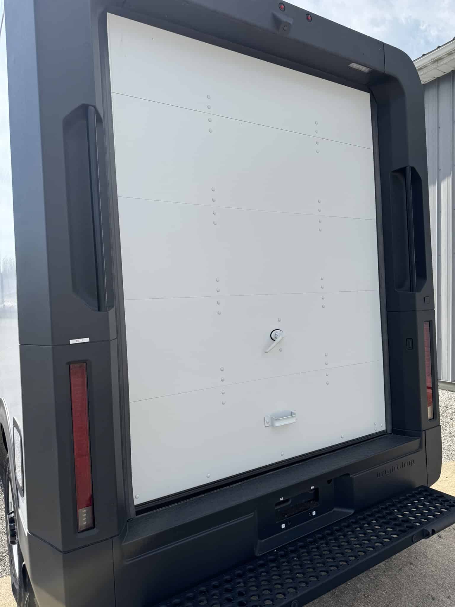 2024 BRIGHTDROP ZEVO 400 AWD ALL ELECTRIC DELIVERY VAN - Image 9