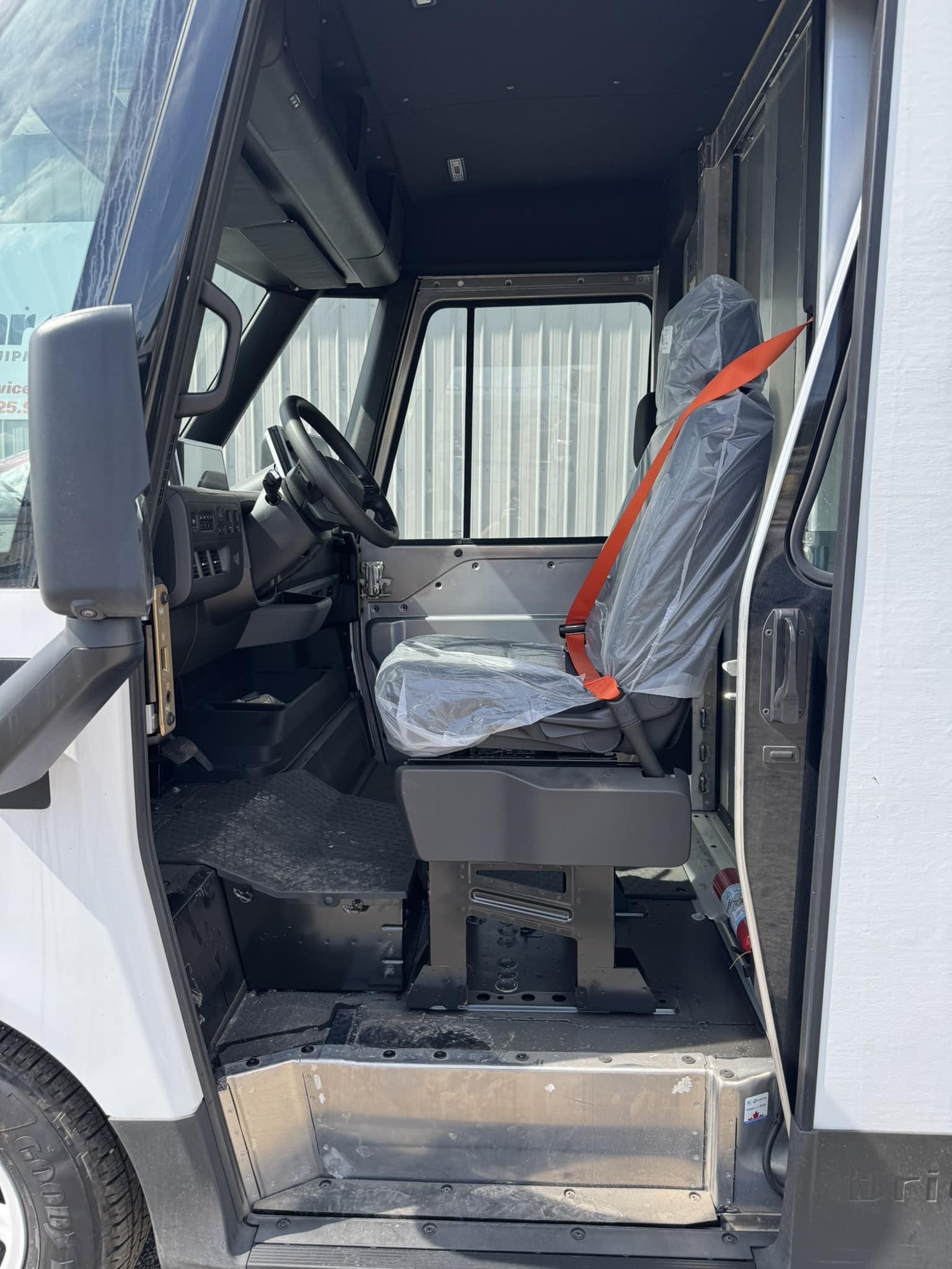 2024 BRIGHTDROP ZEVO 400 AWD ALL ELECTRIC DELIVERY VAN - Image 13