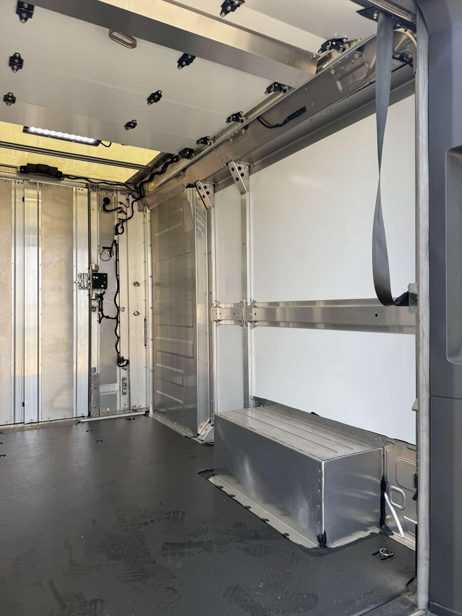 2024 BRIGHTDROP ZEVO 400 AWD ALL ELECTRIC DELIVERY VAN - Image 29