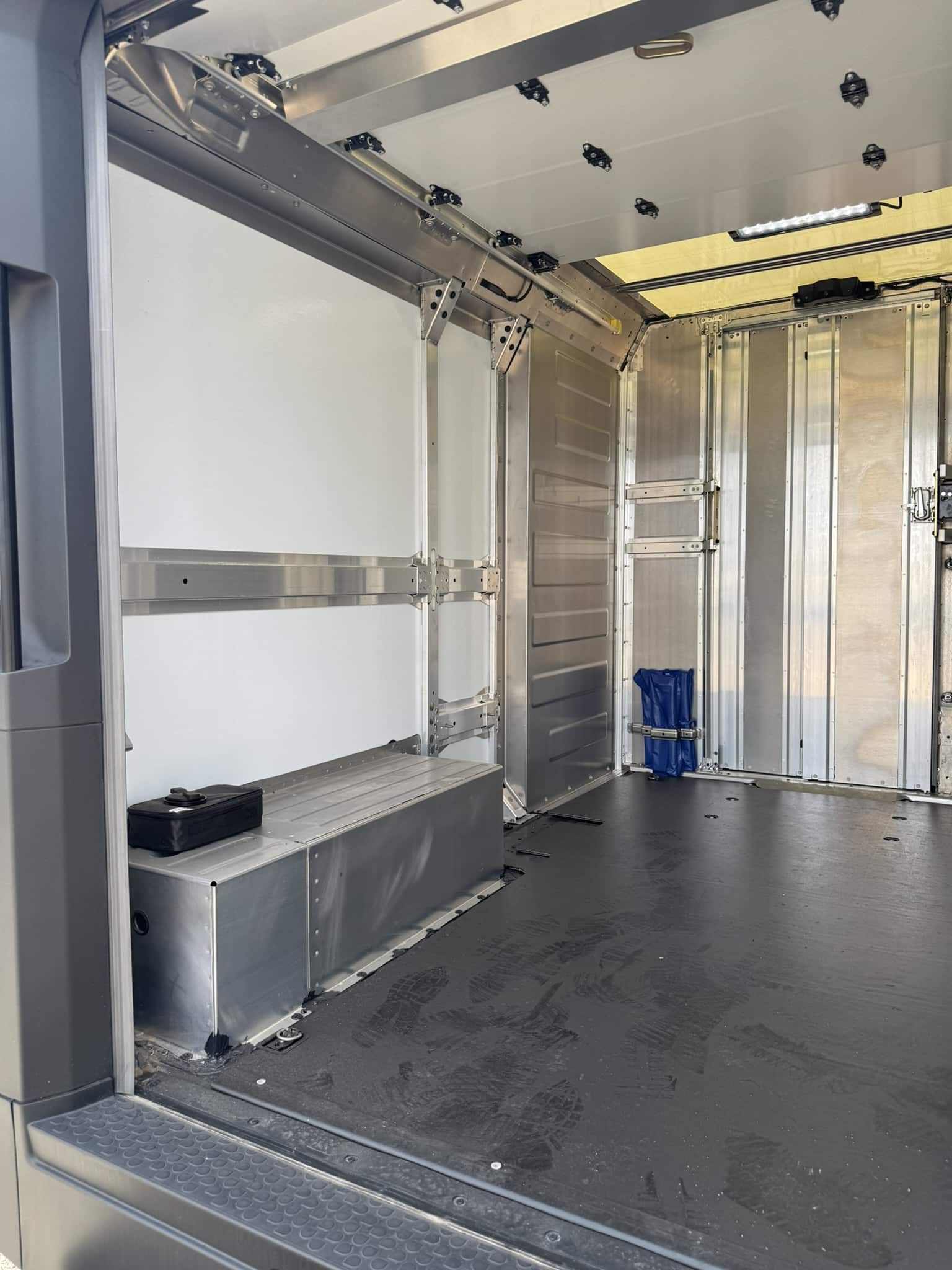 2024 BRIGHTDROP ZEVO 400 AWD ALL ELECTRIC DELIVERY VAN - Image 30