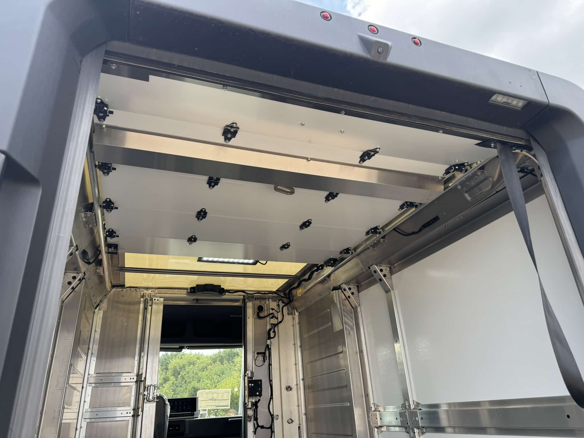 2024 BRIGHTDROP ZEVO 400 AWD ALL ELECTRIC DELIVERY VAN - Image 32